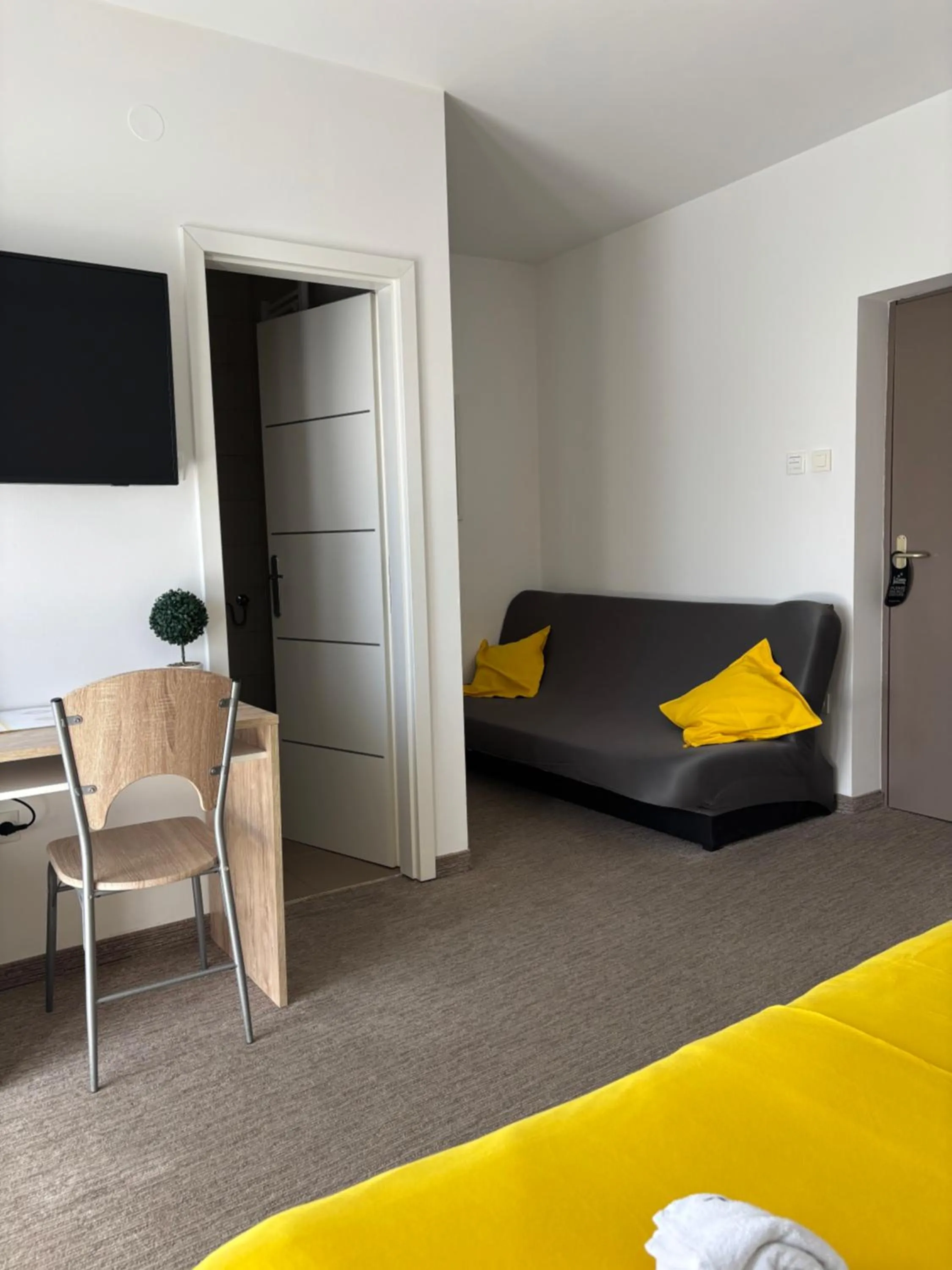 Bed in London Rooms Zagreb Airport