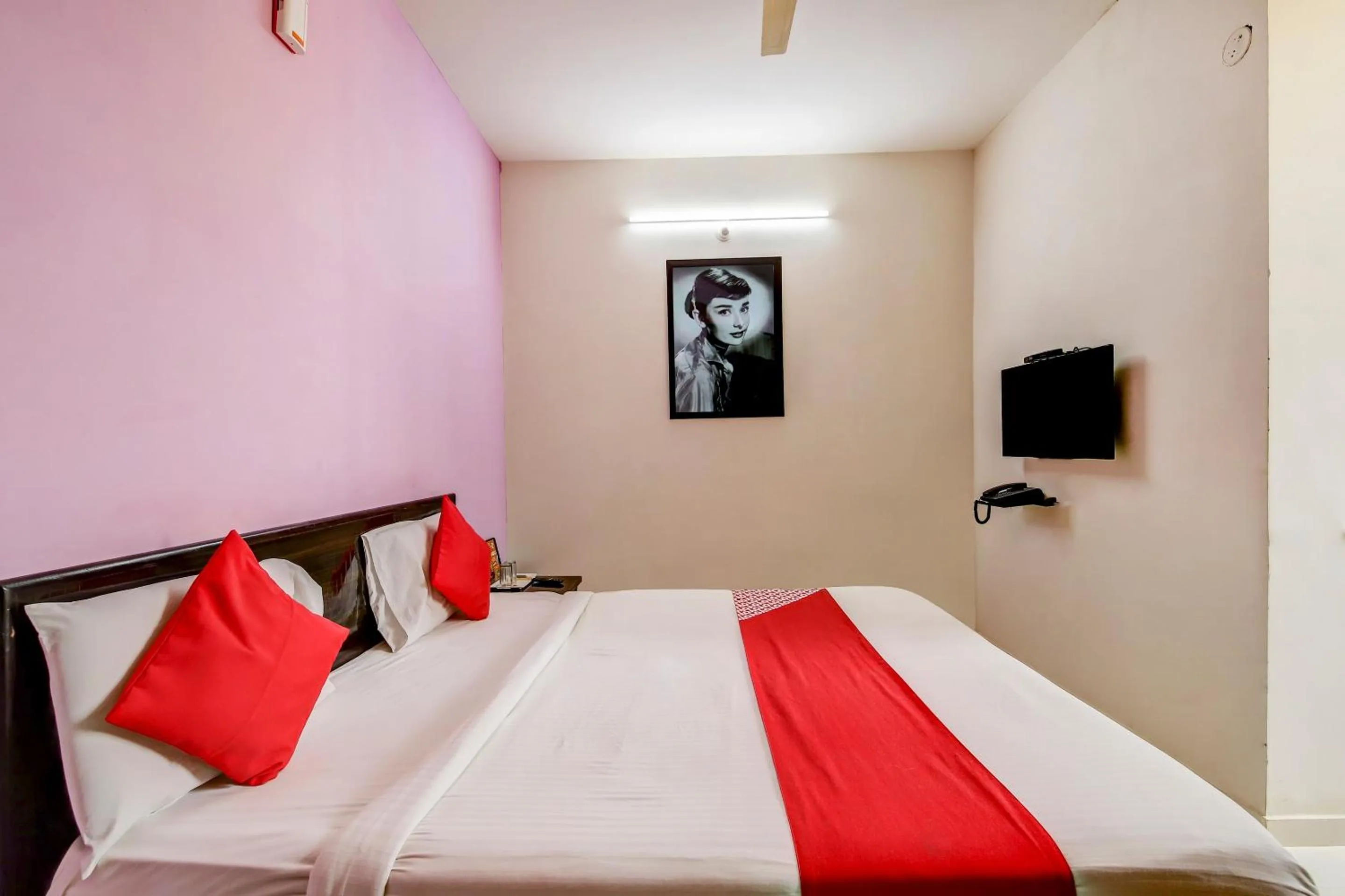 Facade/entrance, Bed in Hotel O Manu Residency