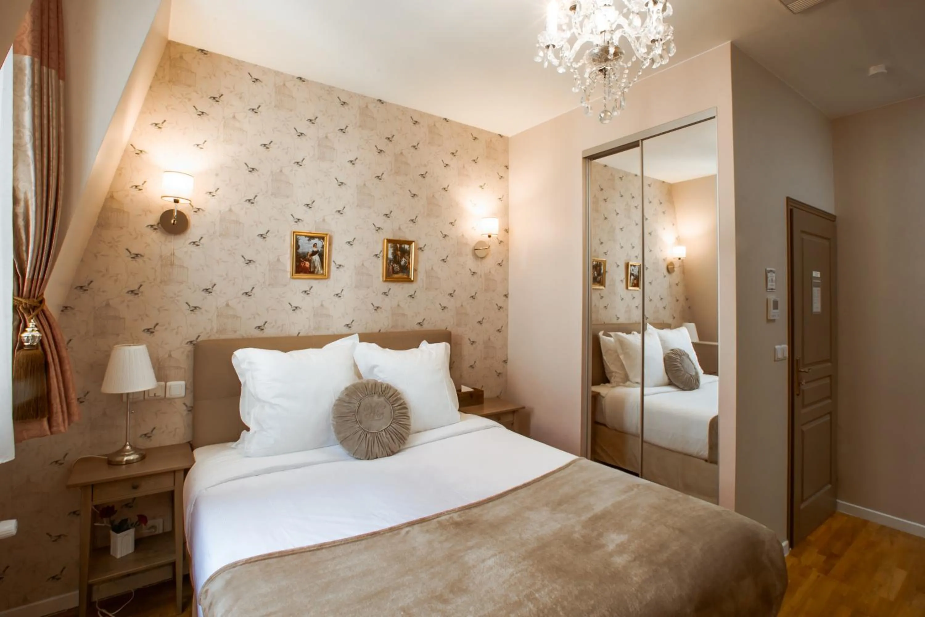 Photo of the whole room, Bed in La Maison Gobert Paris Hotel Particulier