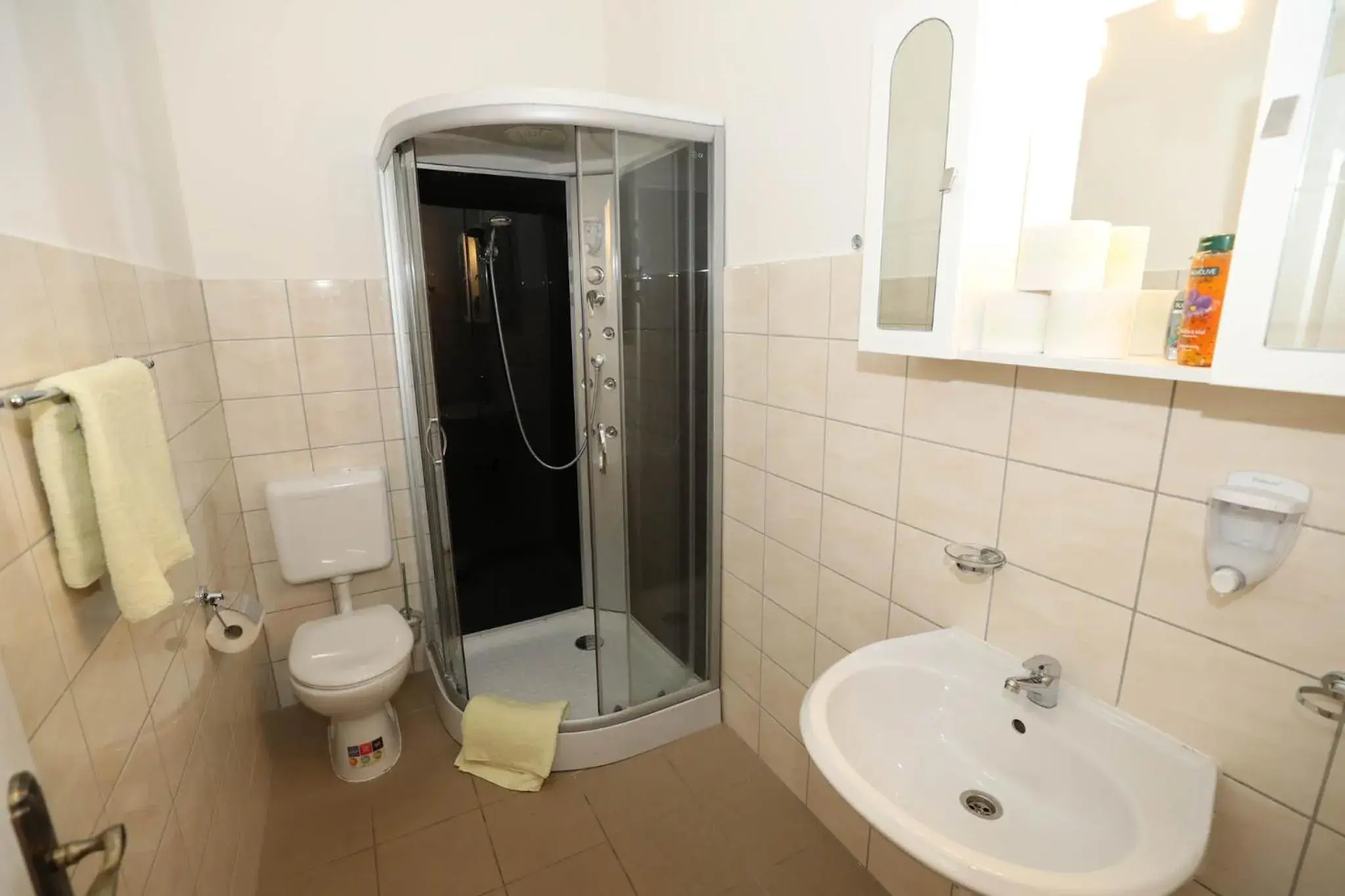 Deluxe Triple Room with City View in Hotel California Deluxe Triple Room with City View in Hotel California