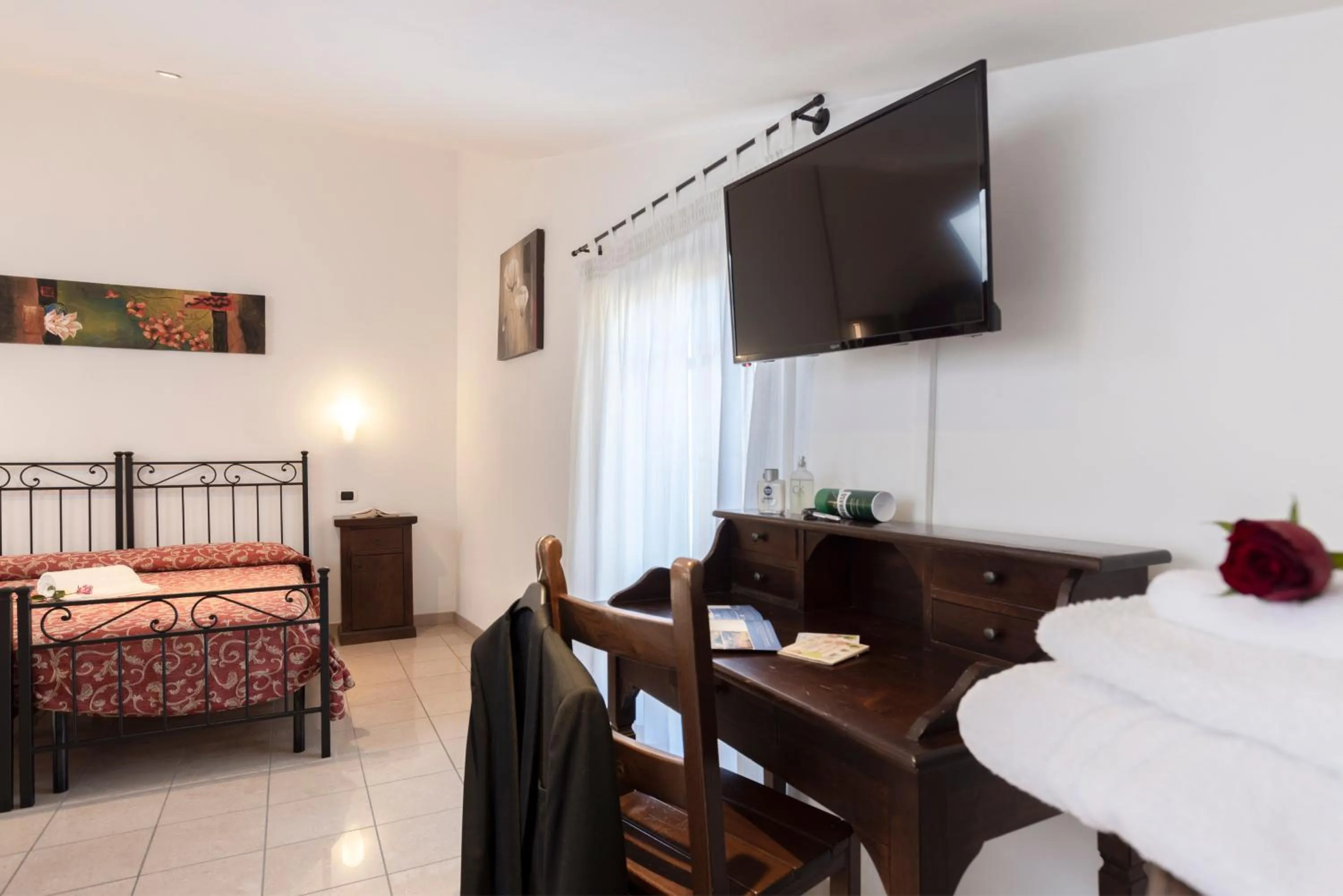 TV and multimedia, Bed in Hotel La Pace