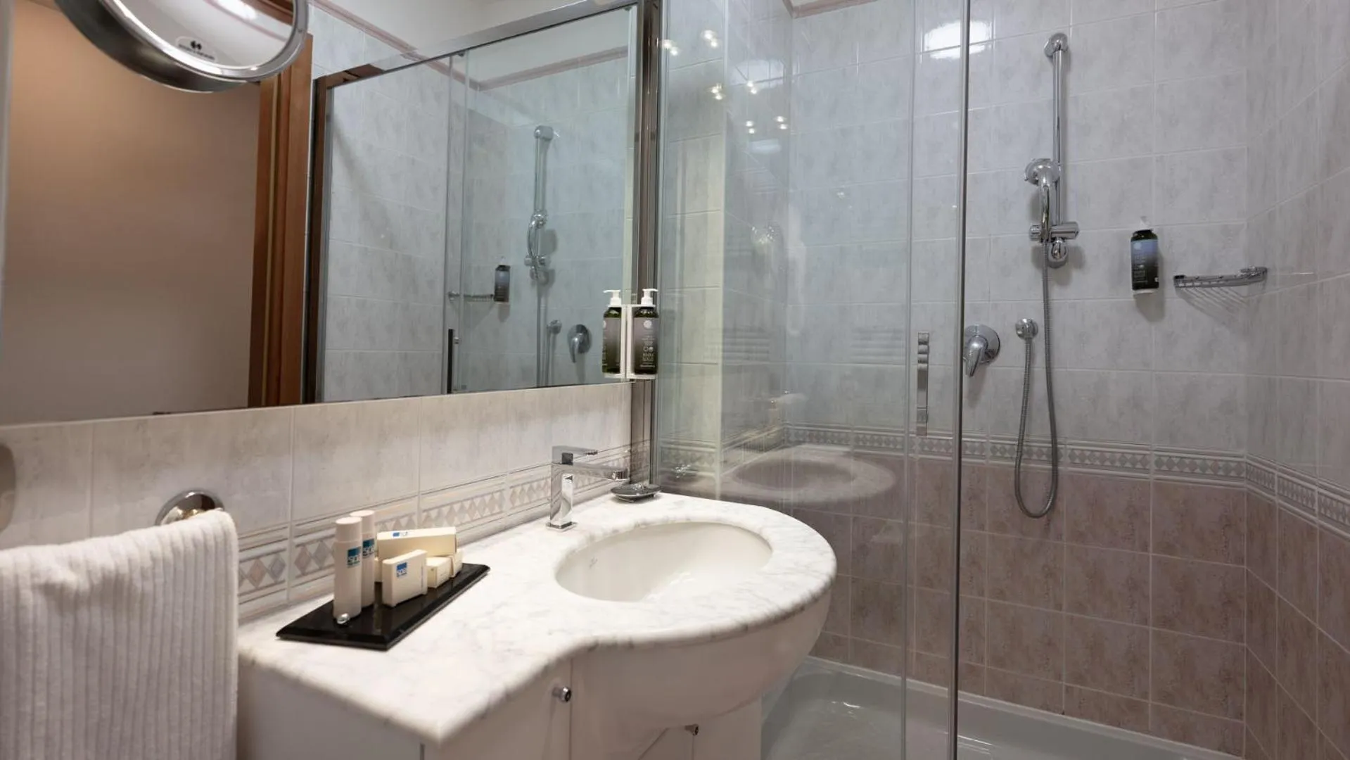 Toilet in Savoy Beach Hotel & Thermal Spa