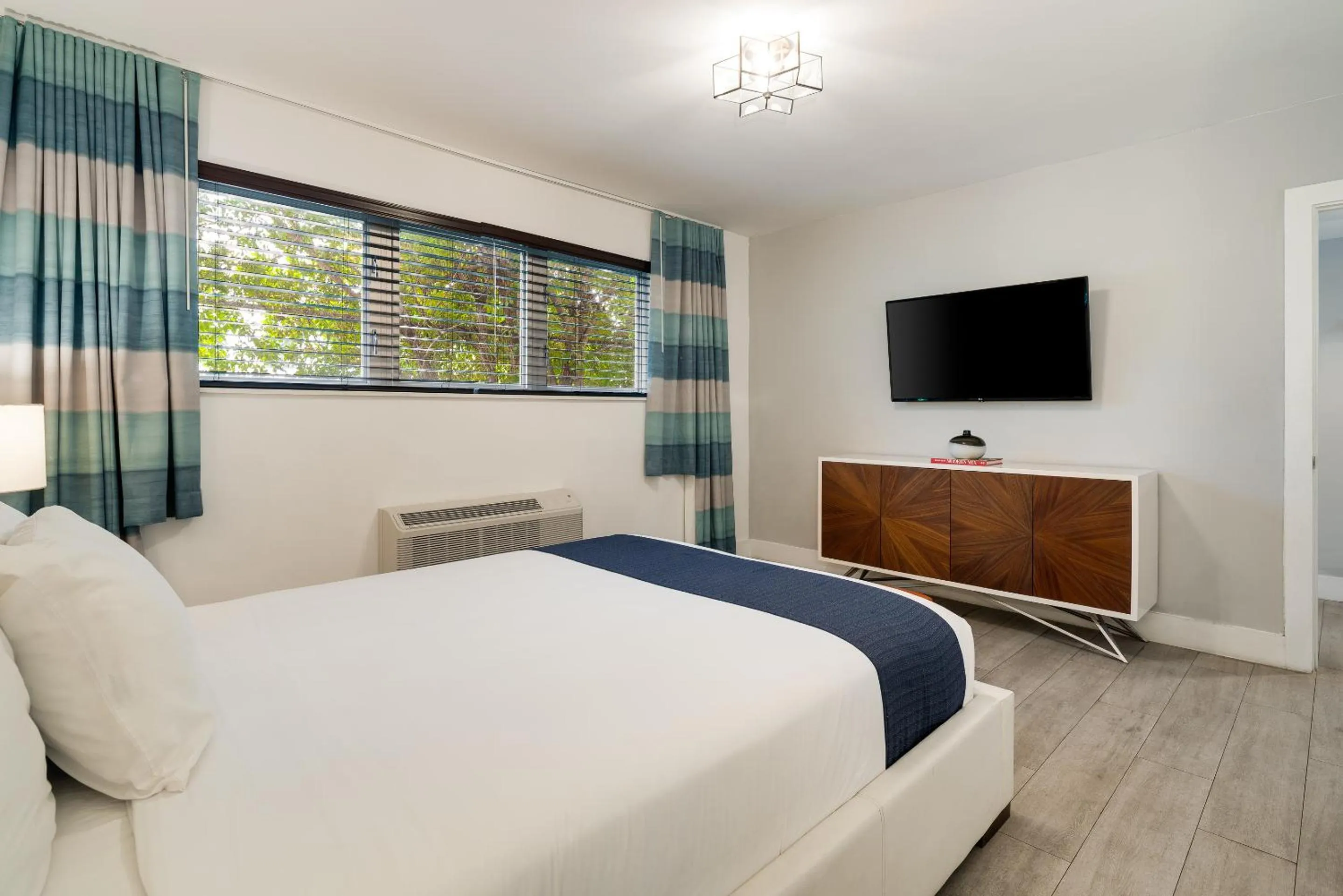 Bedroom, Bed in Waterside Hotel and Suites