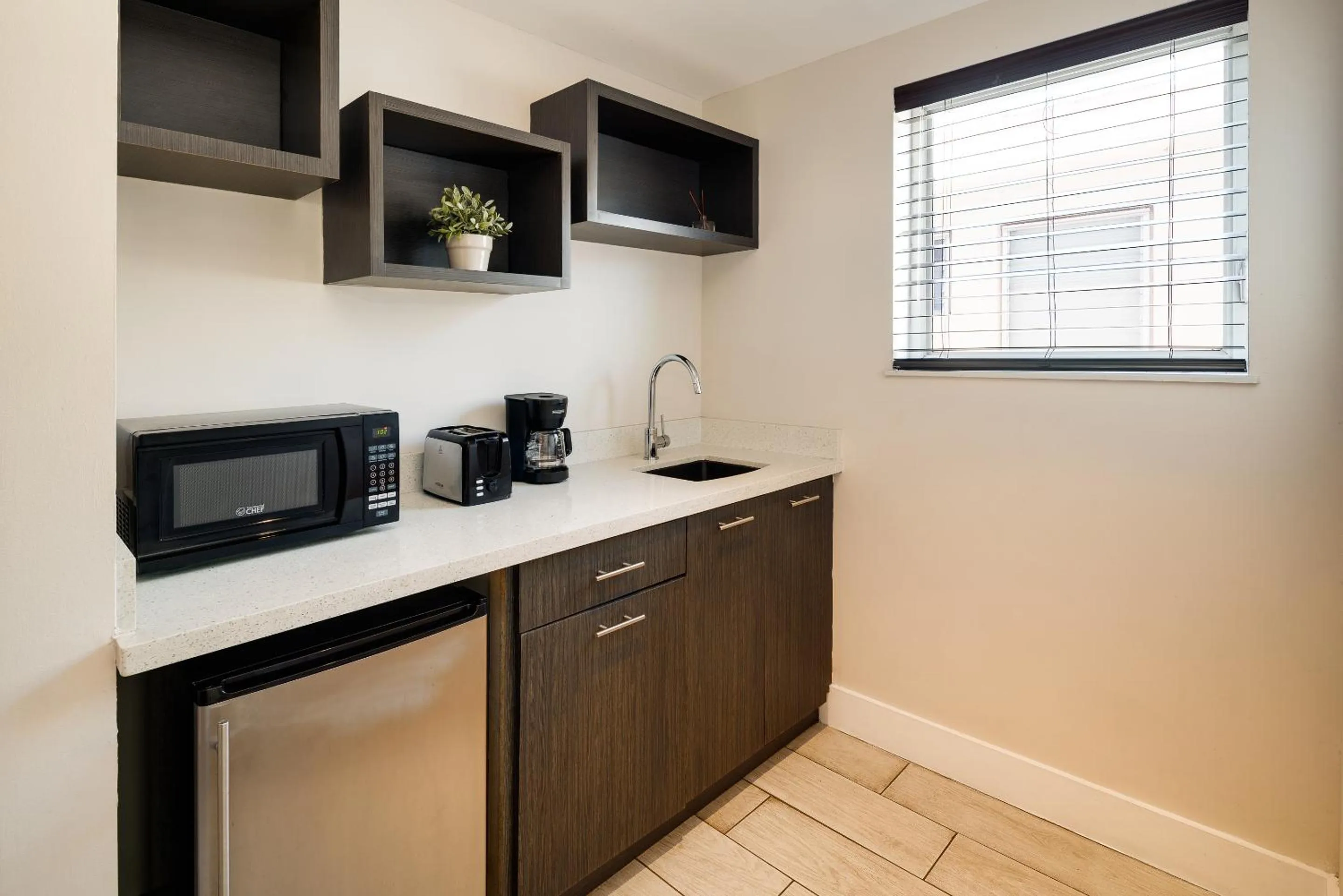 Kitchen or kitchenette in Waterside Hotel and Suites