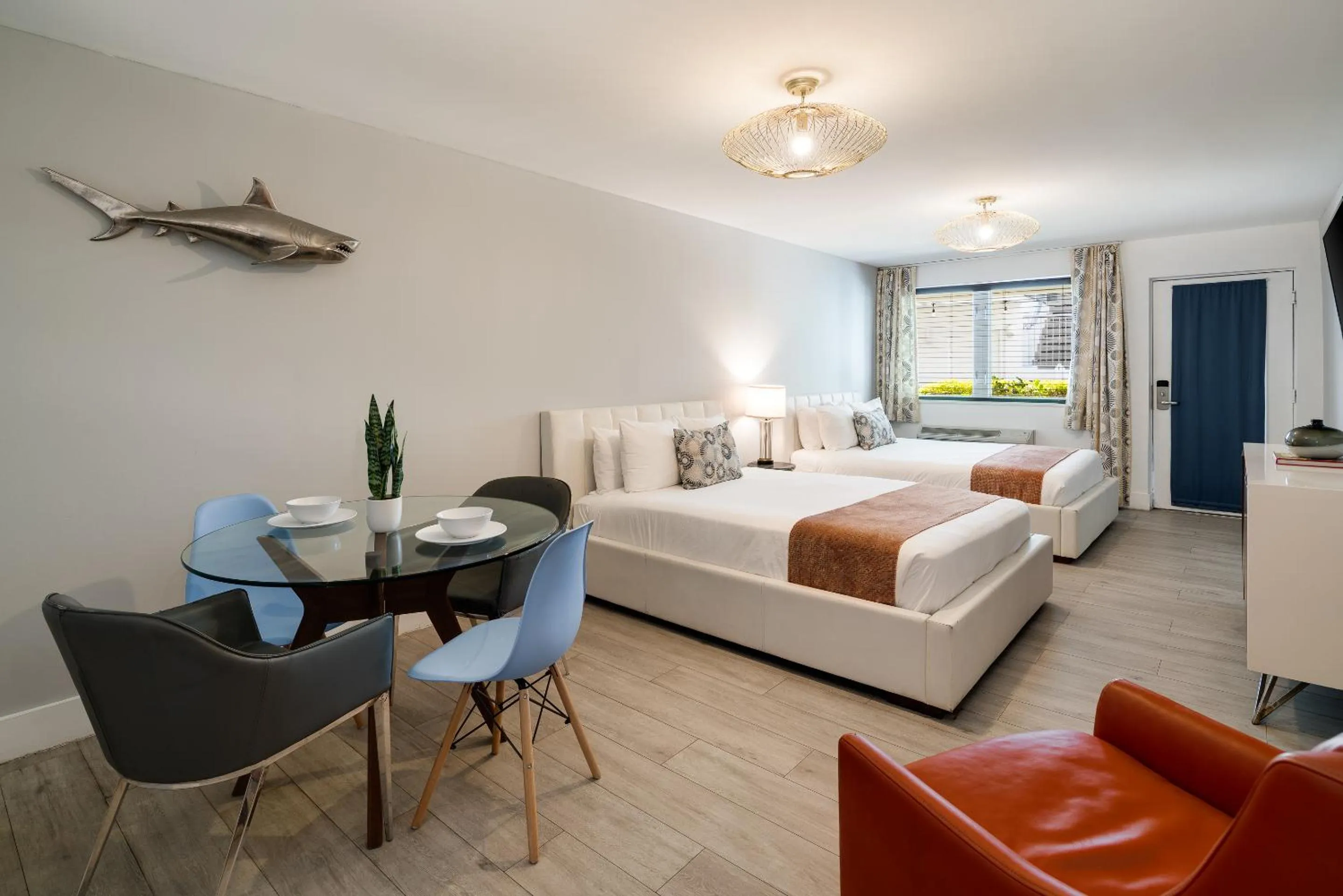 Seating area, Bed in Waterside Hotel and Suites