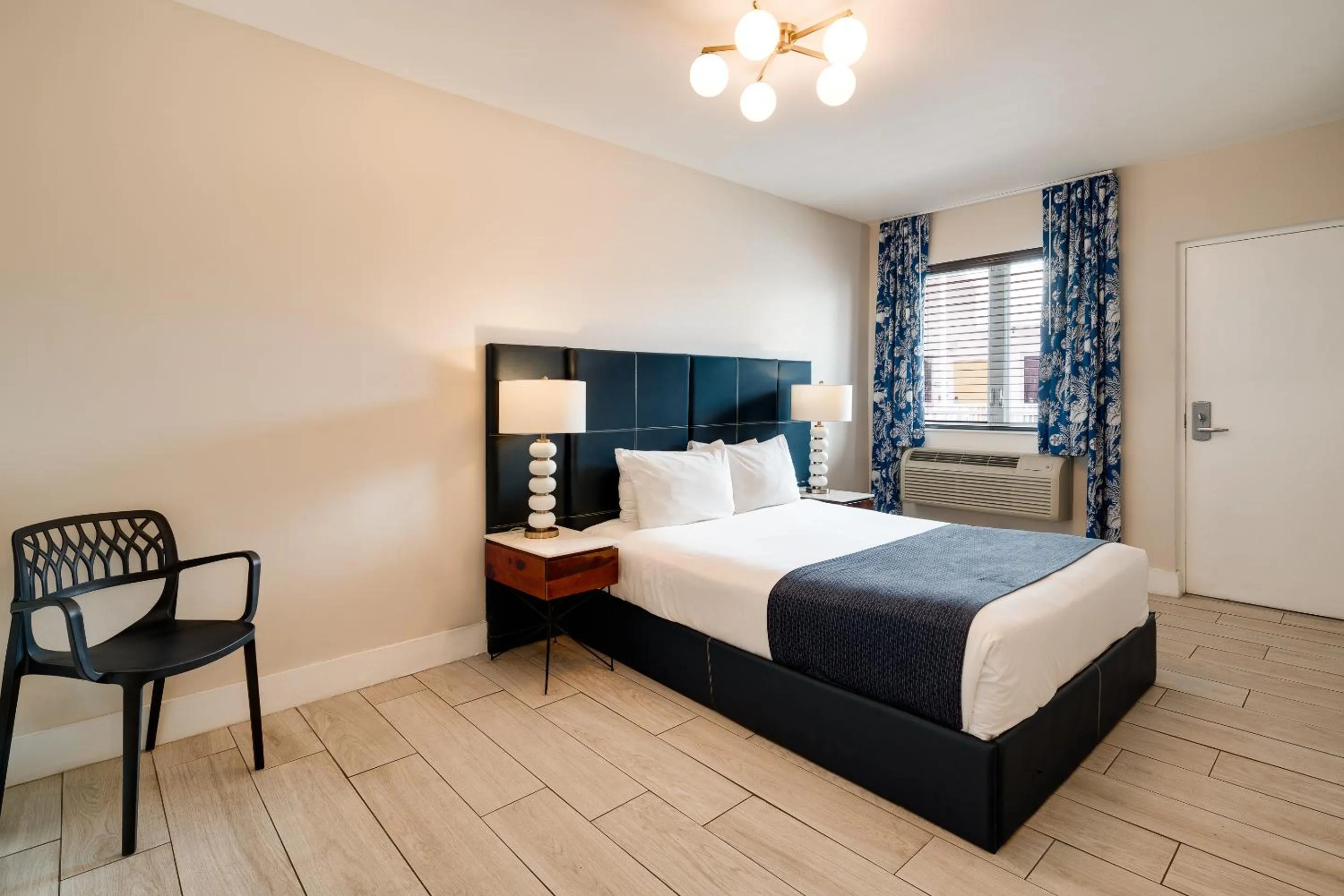 Bed in Waterside Hotel and Suites