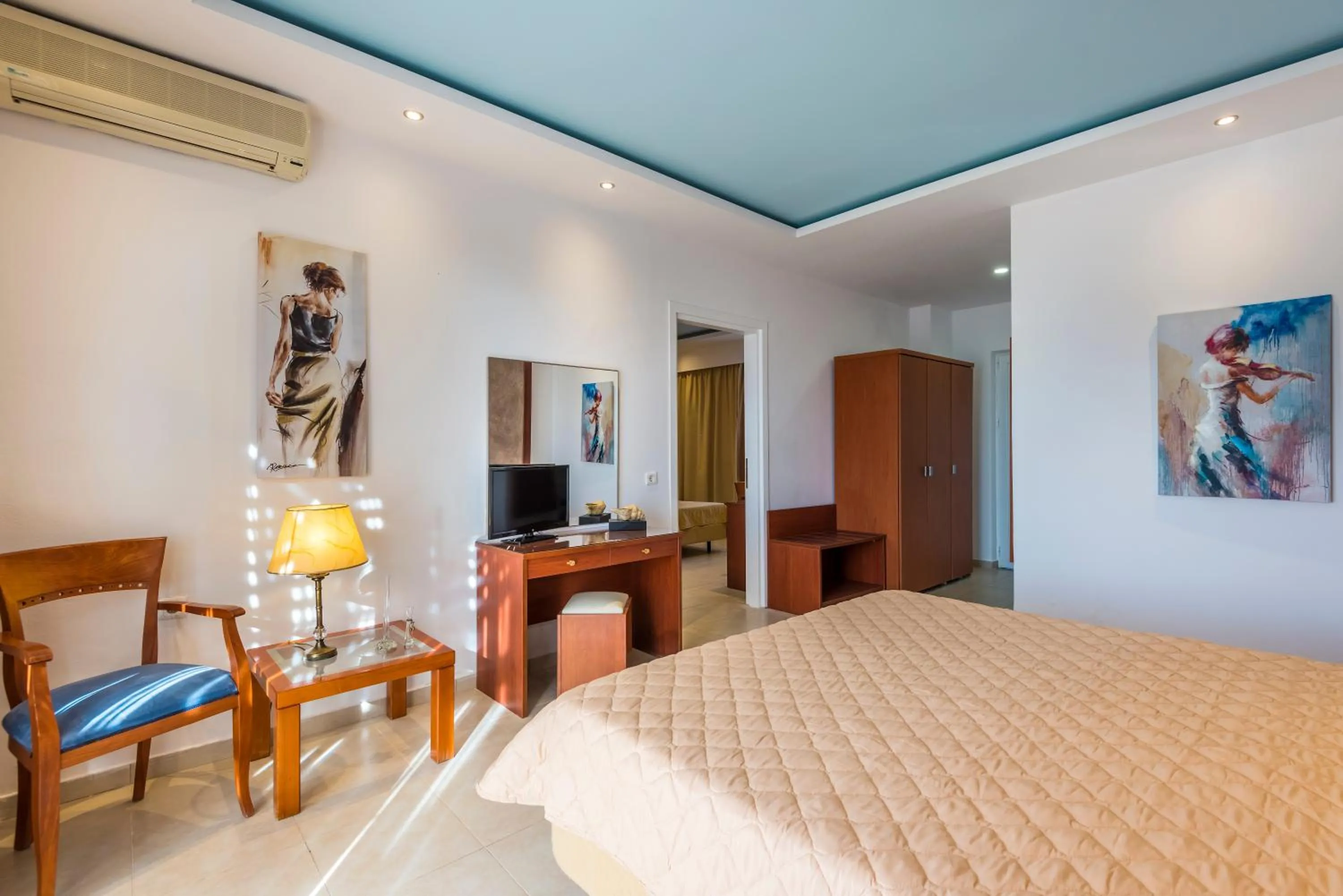 Photo of the whole room, Bed in Gaia Royal