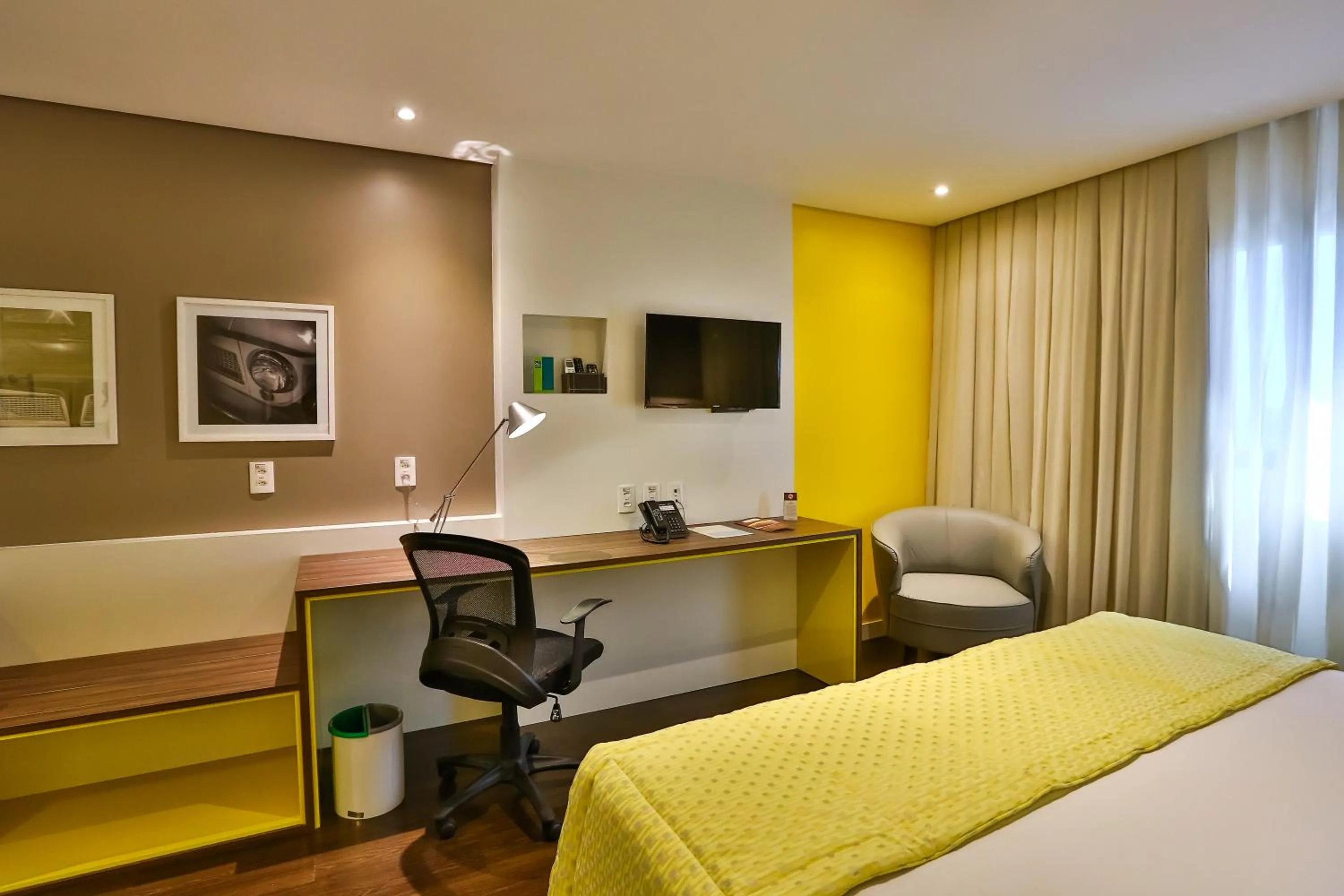 Bedroom, Bed in Quality Hotel Flamboyant