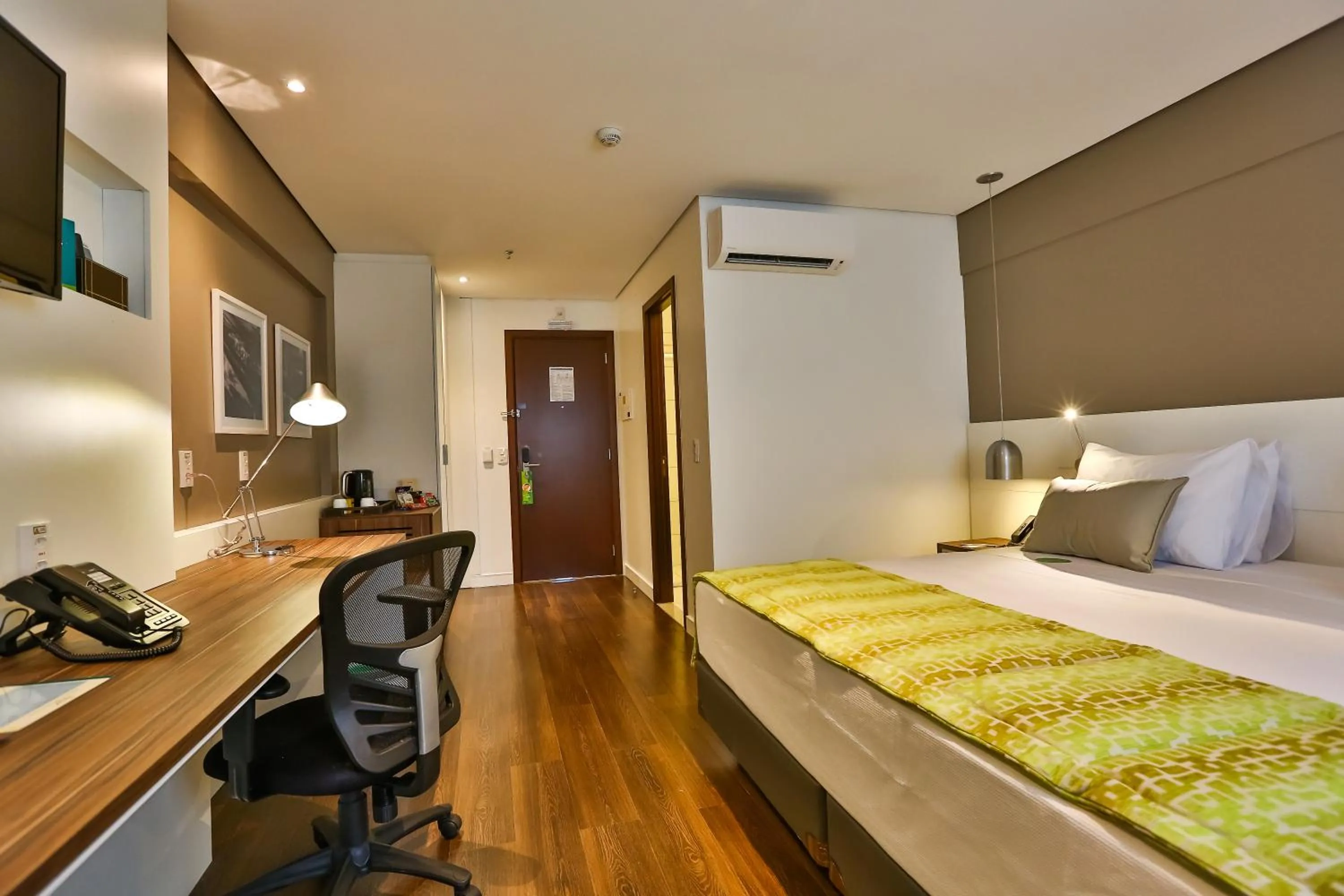 Bedroom, Bed in Quality Hotel Flamboyant