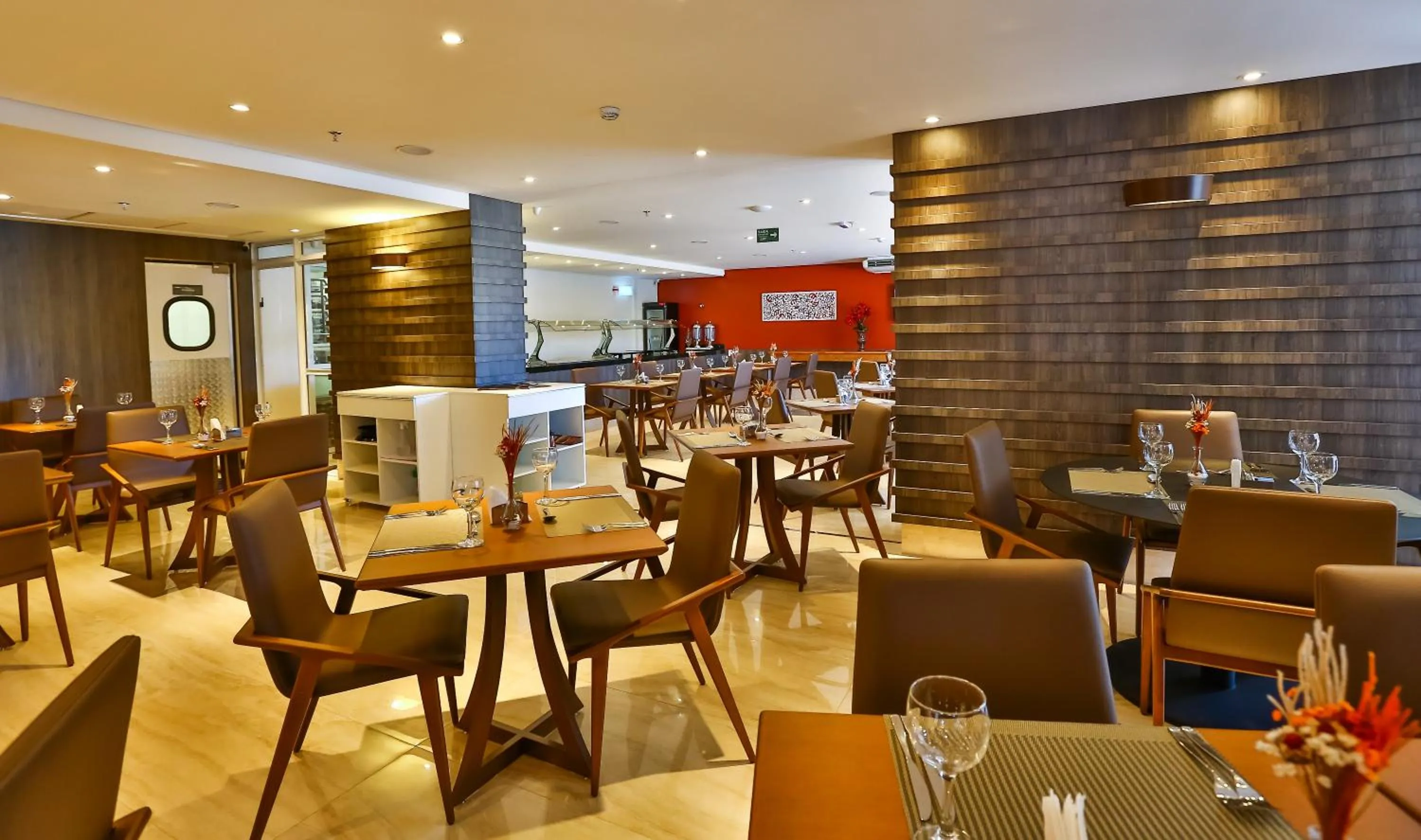 Restaurant/places to eat in Quality Hotel Flamboyant