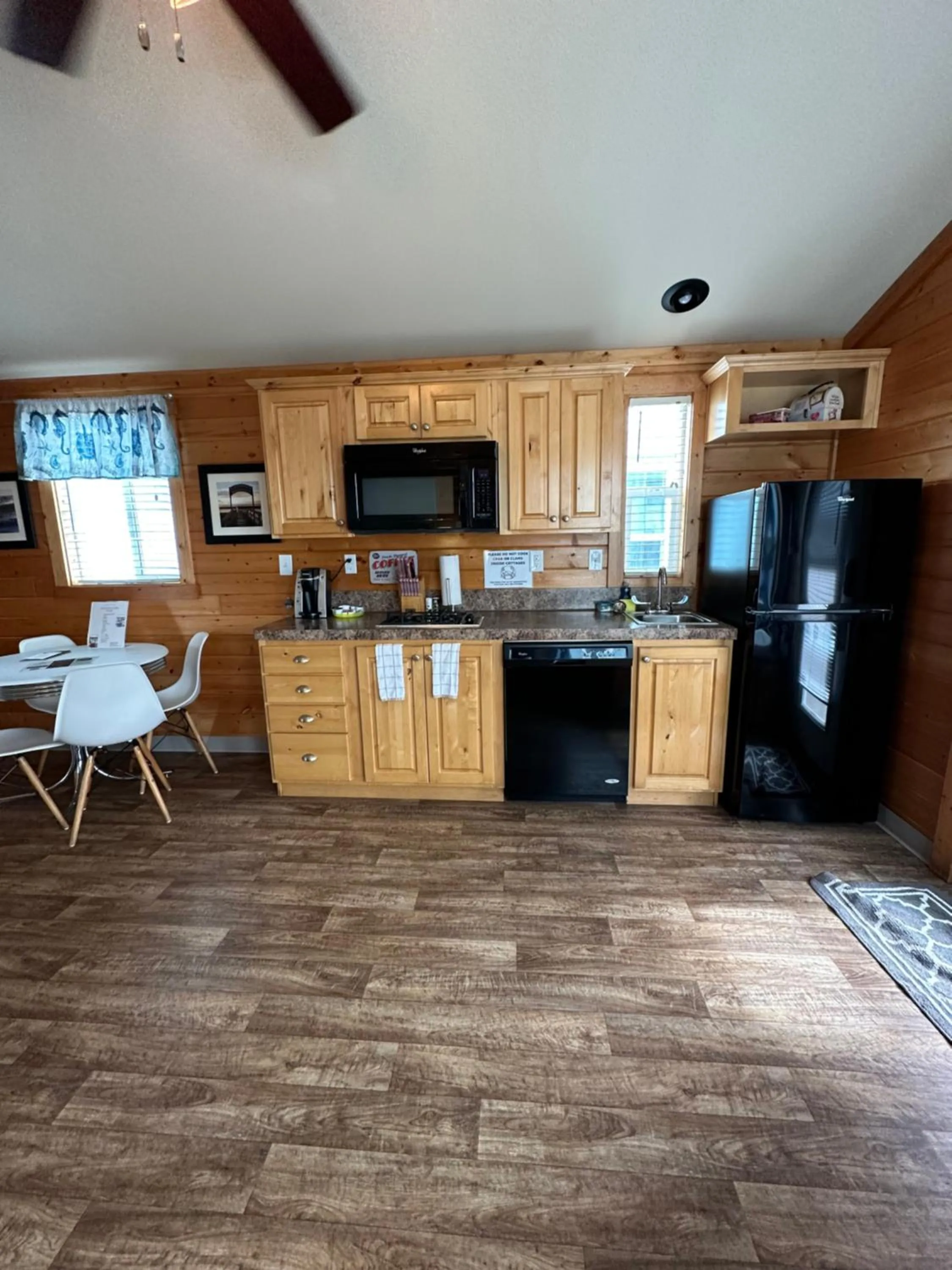 Kitchen or kitchenette in Westport Marina Cottages