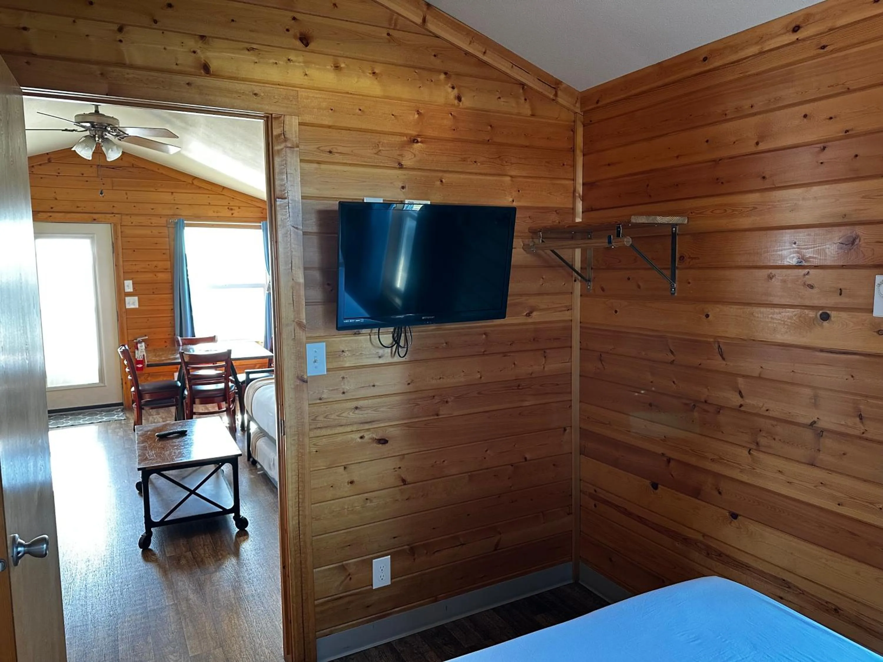 TV and multimedia, Bed in Westport Marina Cottages