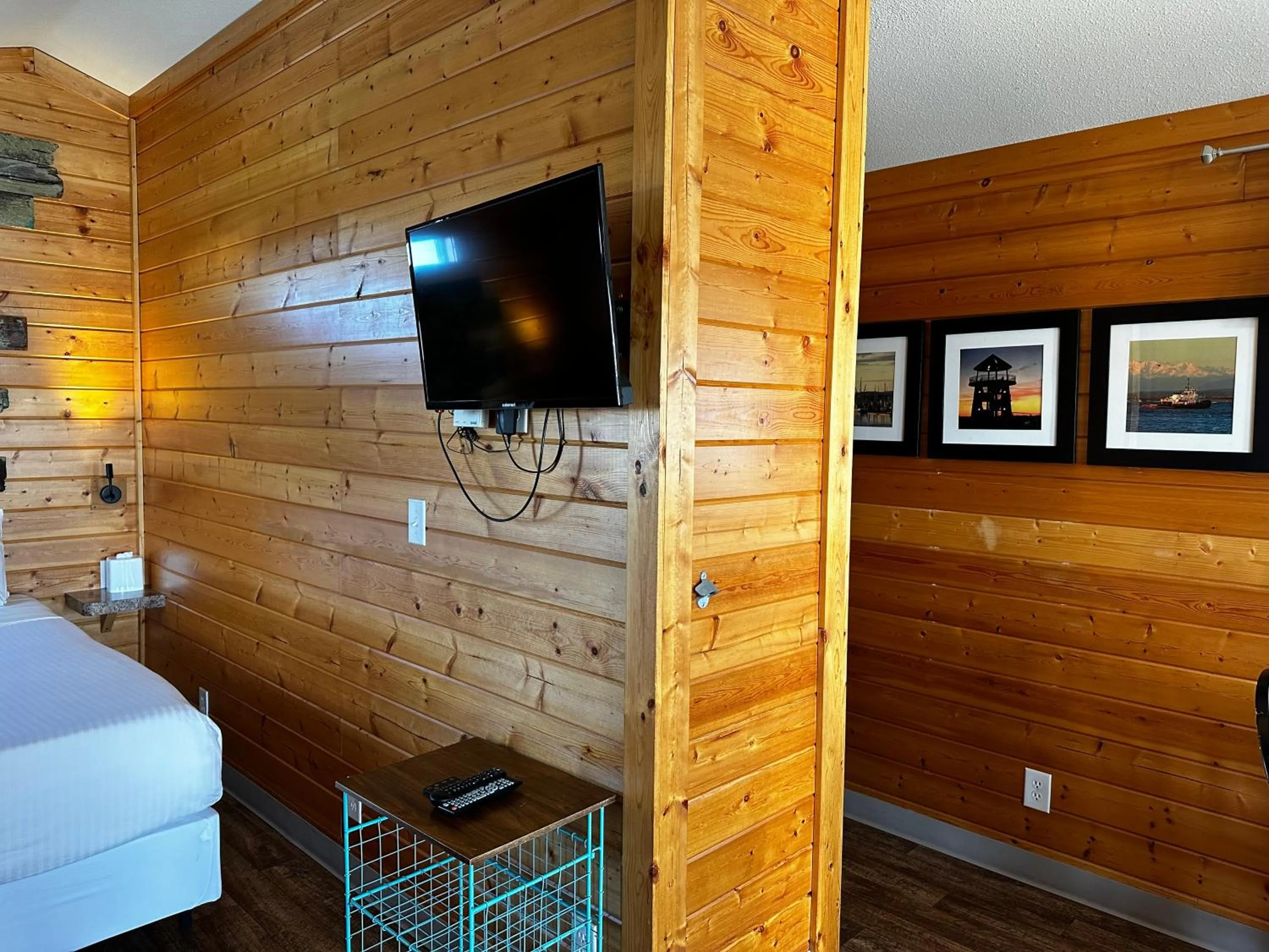 TV and multimedia, Bed in Westport Marina Cottages