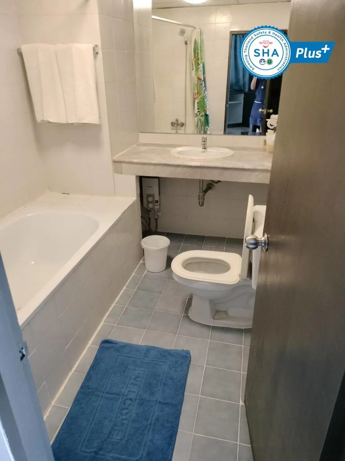 Bathroom in Jomtien Longstay Hotel - SHA Plus Certified