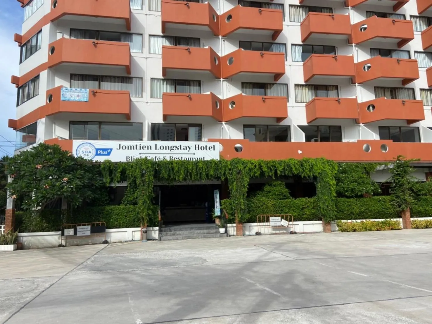 Parking in Jomtien Longstay Hotel - SHA Plus Certified