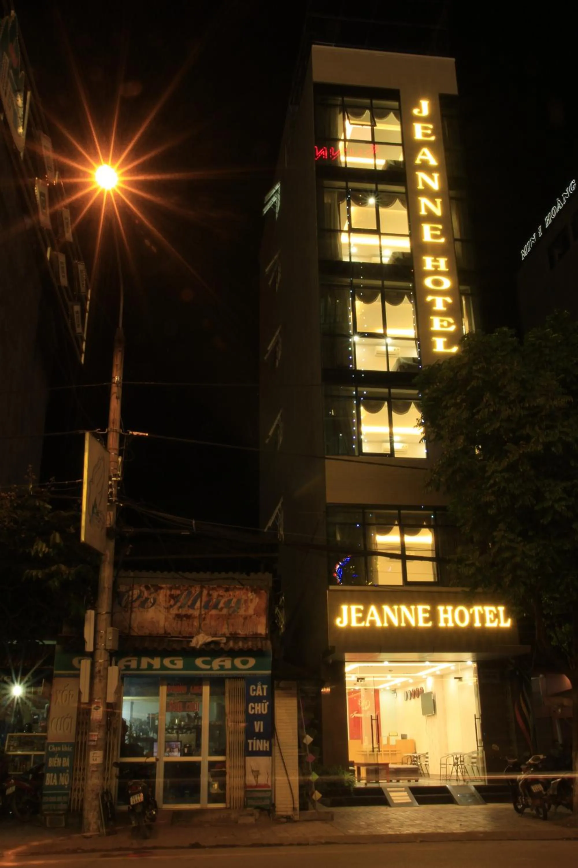 Facade/entrance in Jeanne Hotel