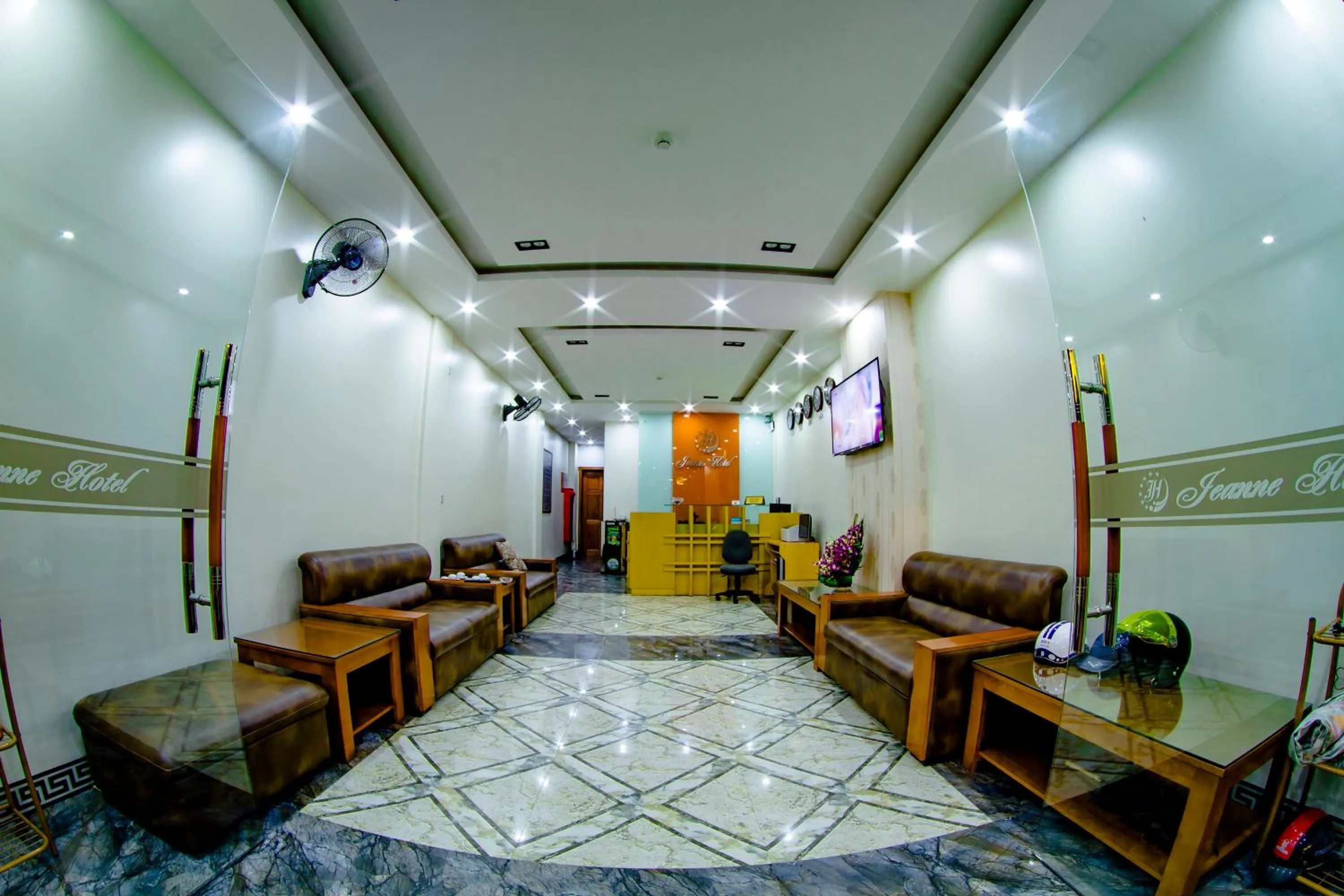 Communal lounge/ TV room in Jeanne Hotel