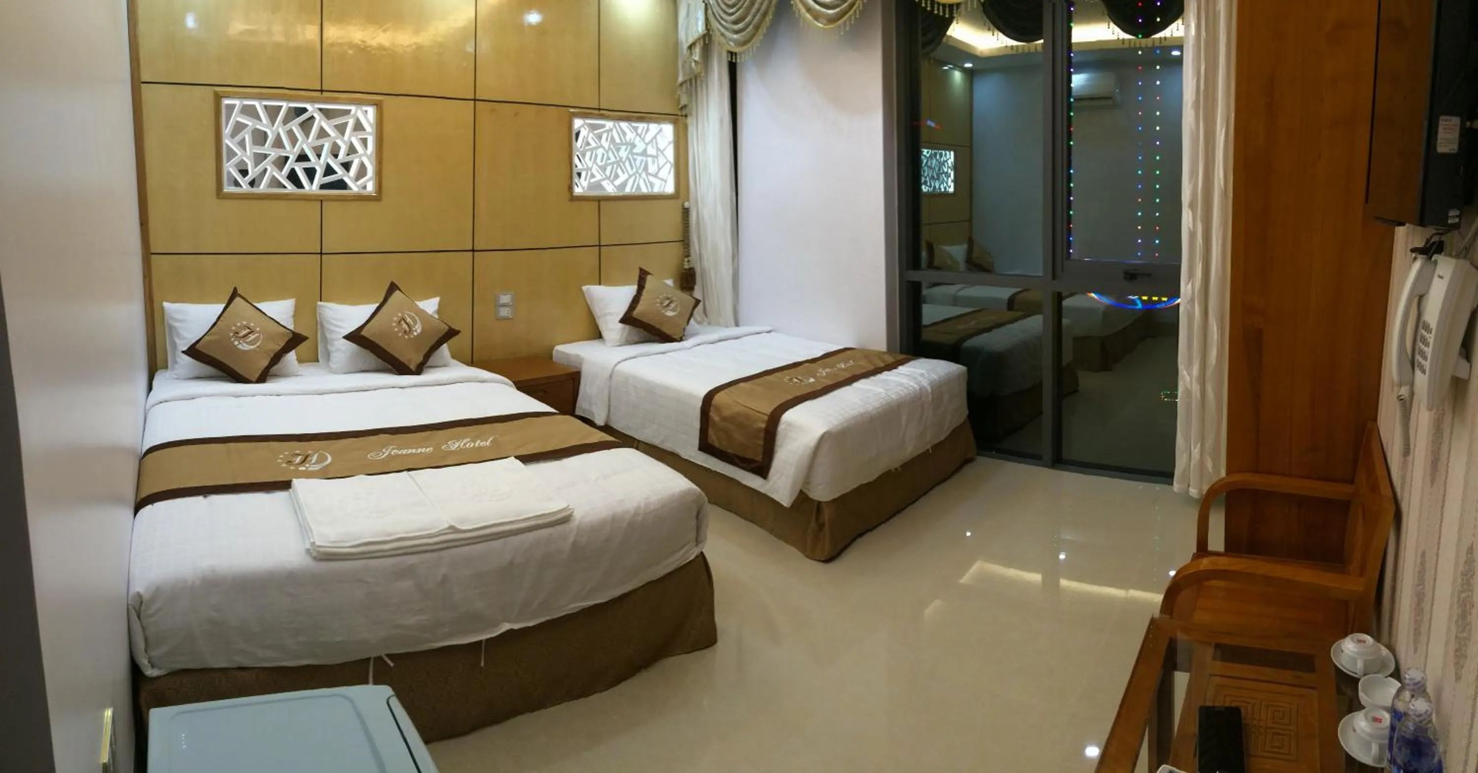 City view, Bed in Jeanne Hotel