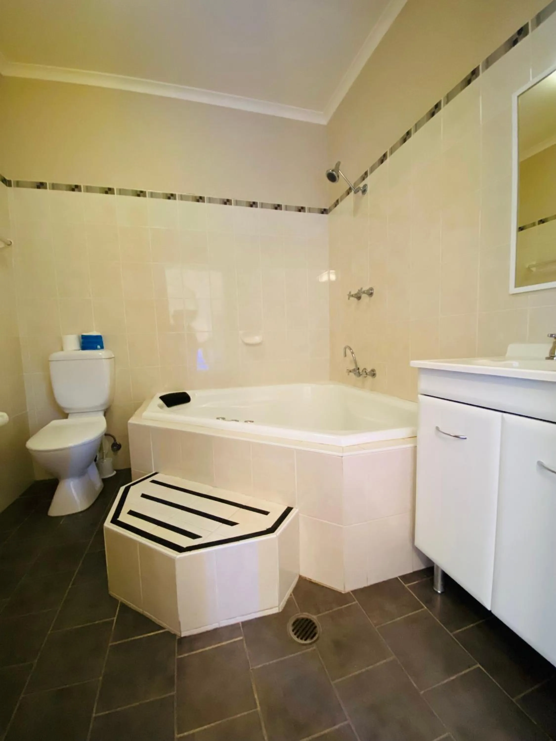 Property building in Gardners Inn Hotel