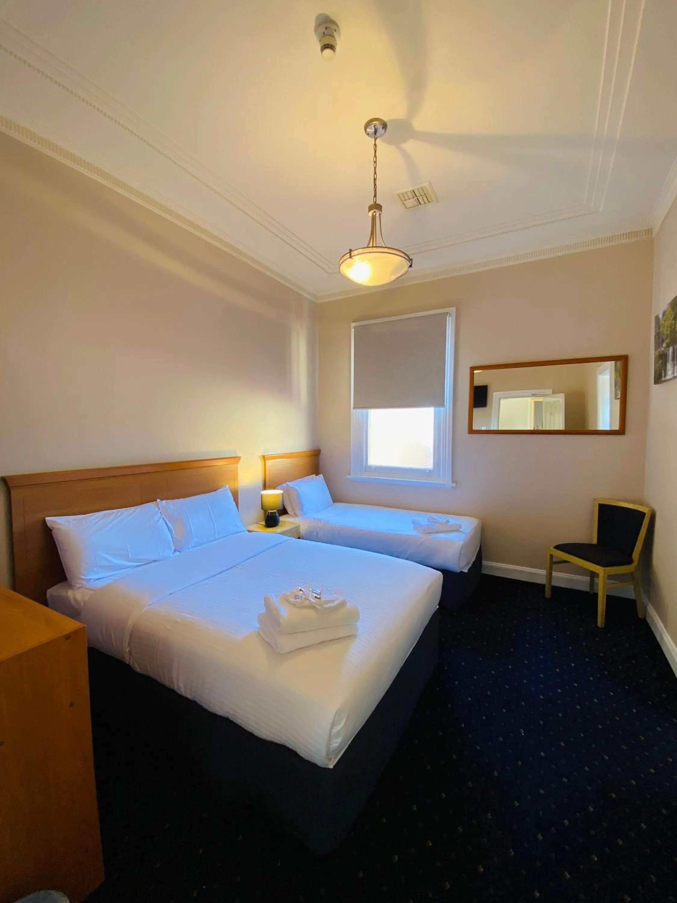 Property building, Bed in Gardners Inn Hotel