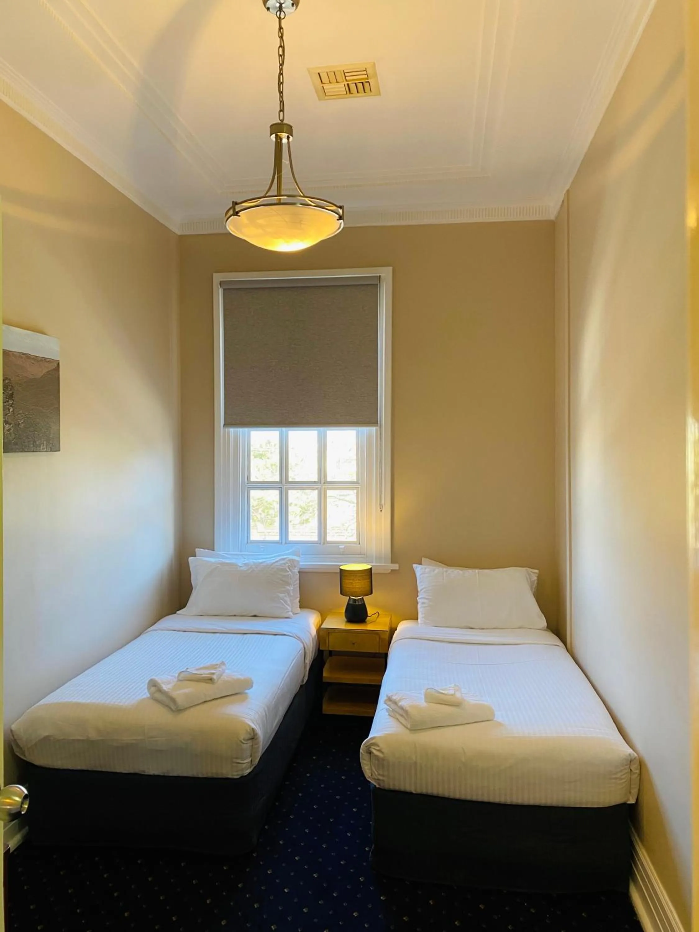 Property building, Bed in Gardners Inn Hotel