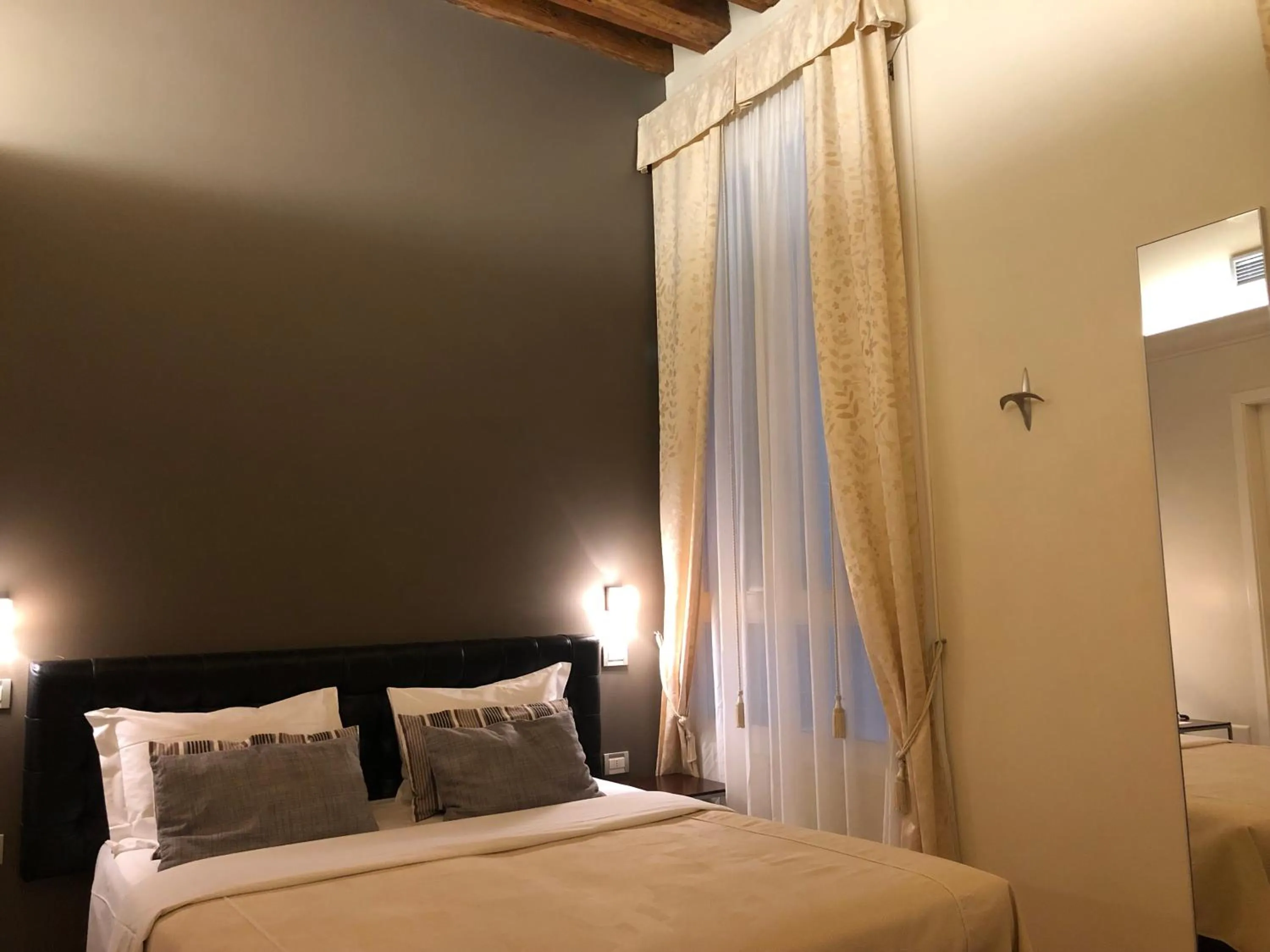 Photo of the whole room, Bed in Albergo al Tiepolo