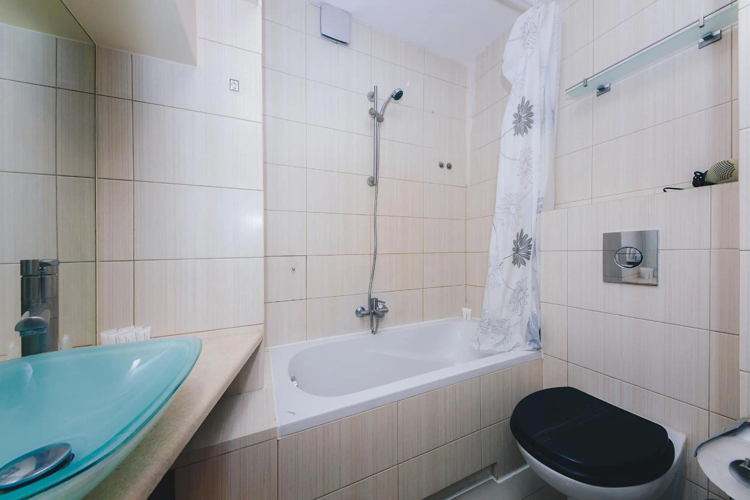 Toilet in ShortStayPoland Solidarnosci (B8)