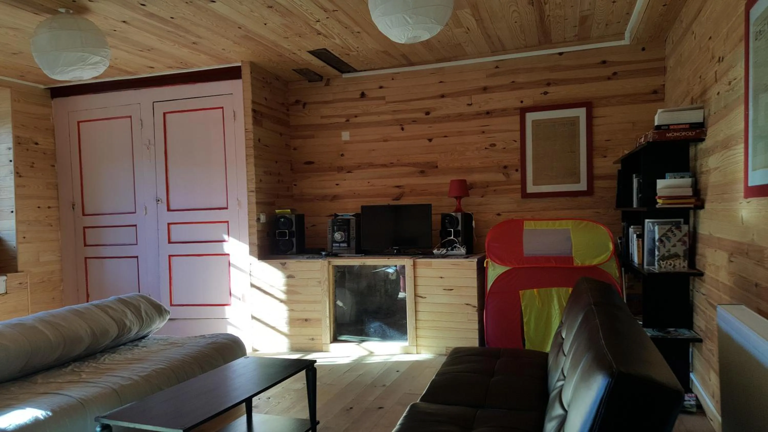 Communal lounge/ TV room in Relais des castors