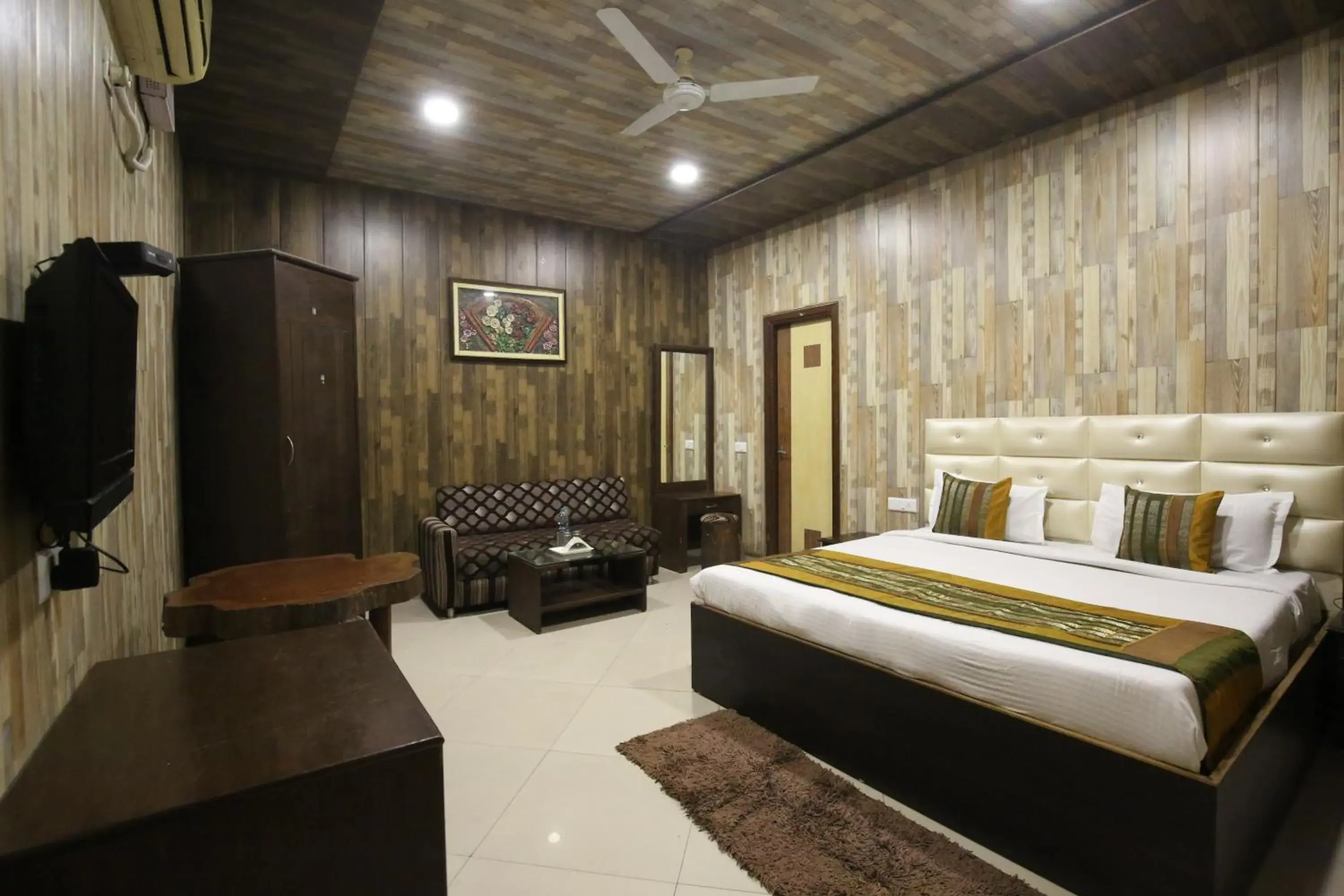 Superior King Room - single occupancy in Hotel Amritsar Inn Superior King Room - single occupancy in Hotel Amritsar Inn