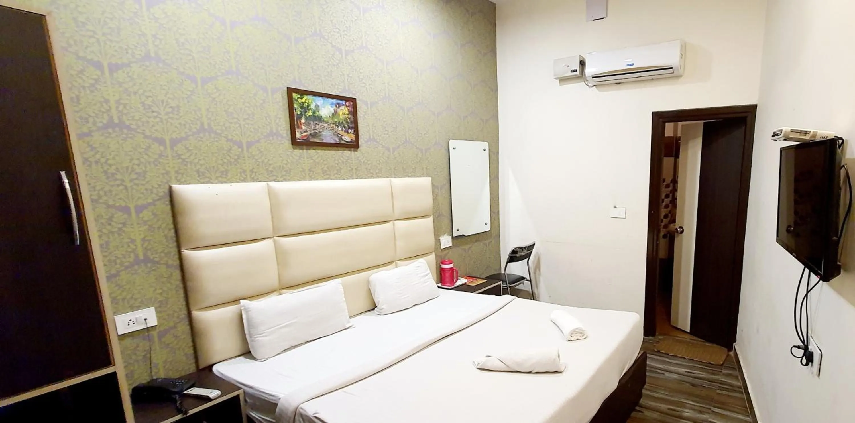 room service, Bed in Hotel Amritsar Inn