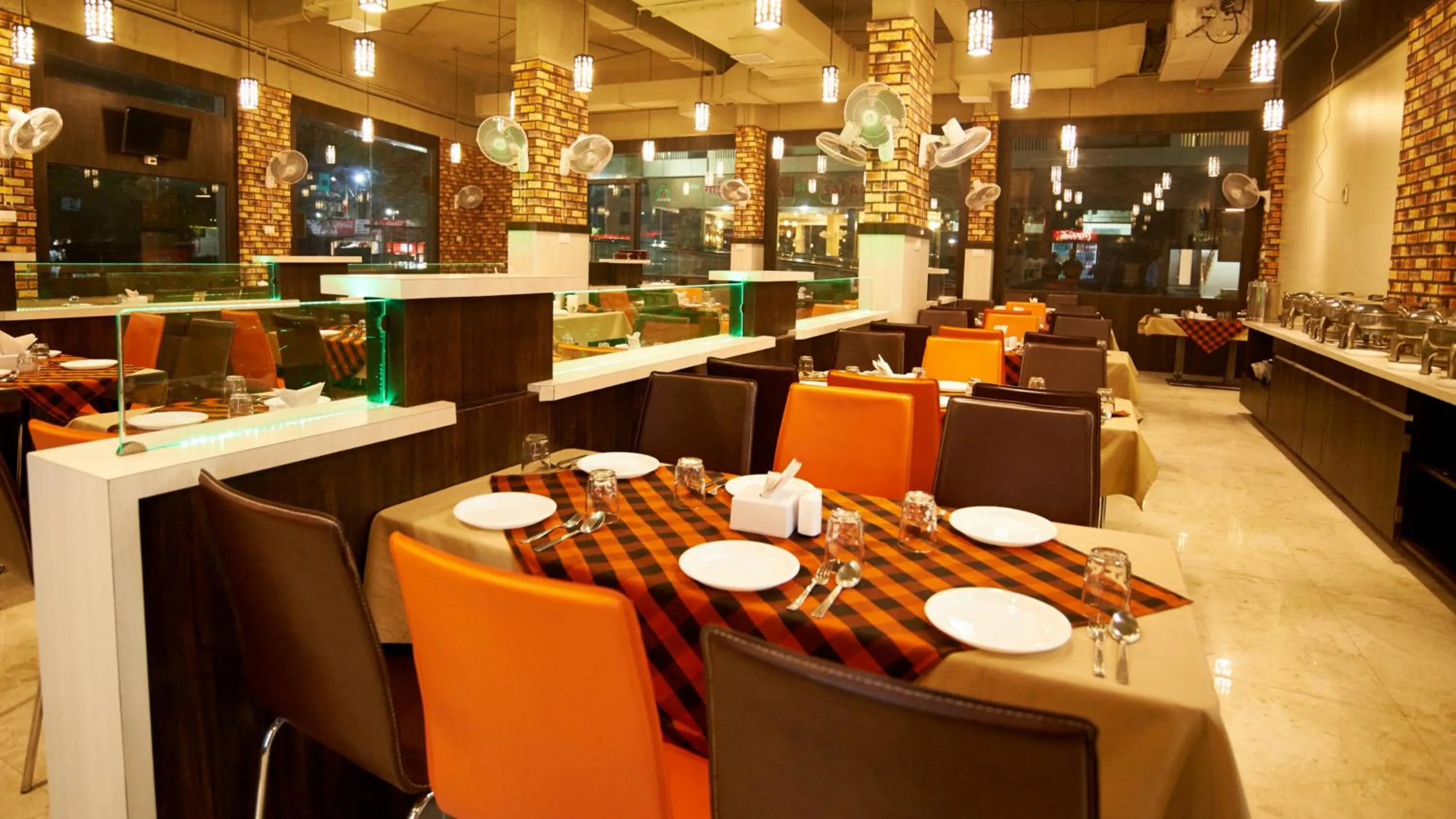 Restaurant/places to eat in Hotel Golden View