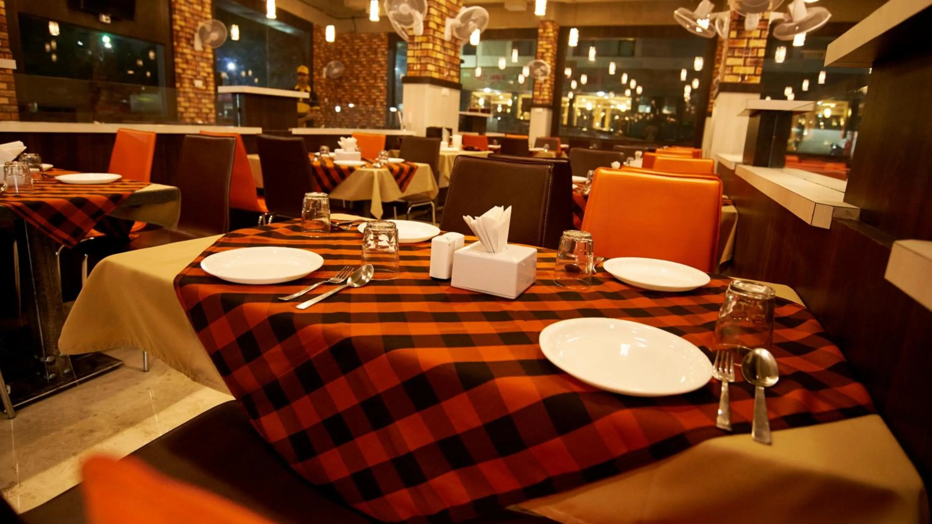 Restaurant/places to eat in Hotel Golden View