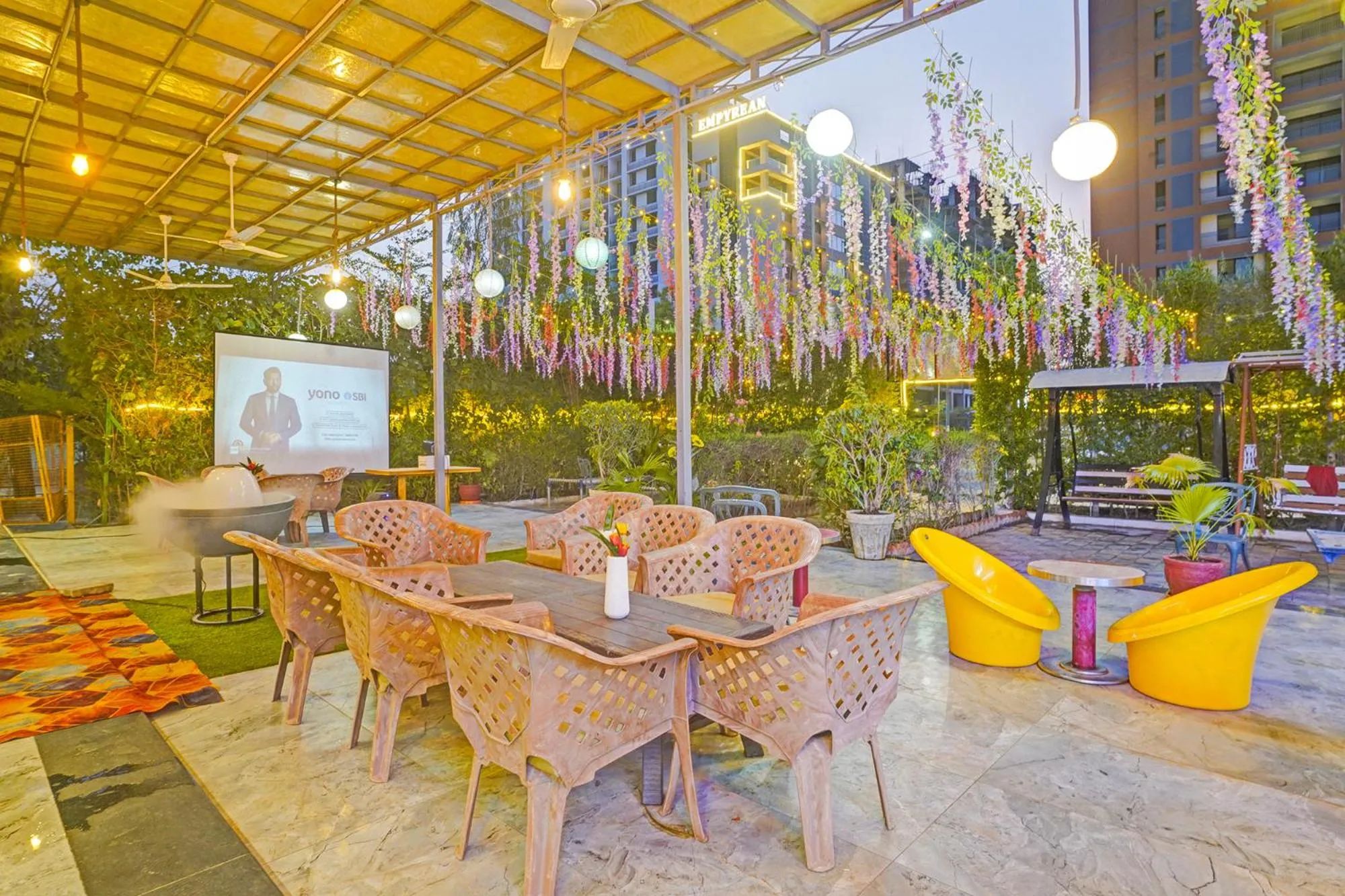 Lounge or bar in FabHotel Siddharth Inn - Nr Siddharth Bunglows