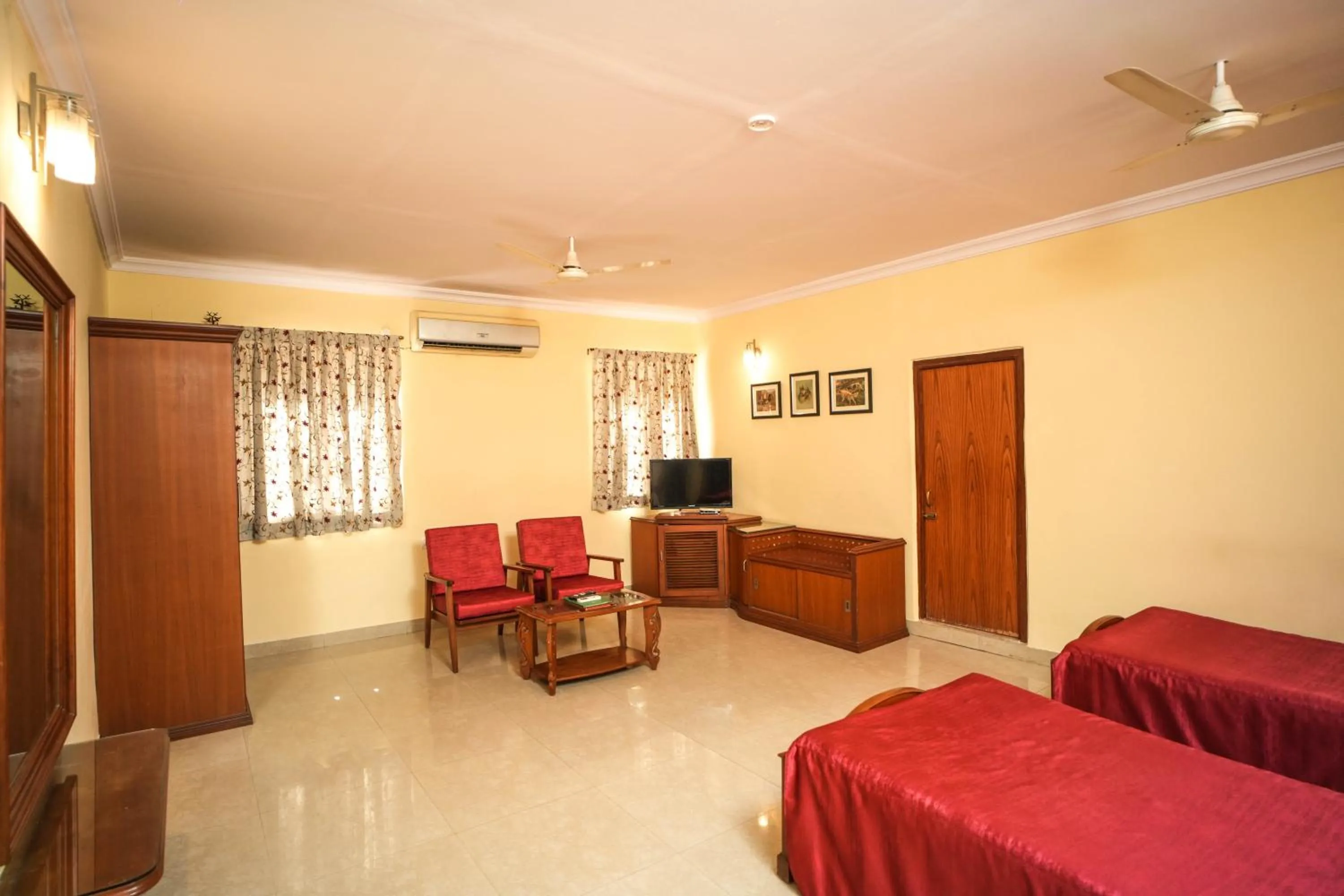 Bed in Nilambag Palace Hotel