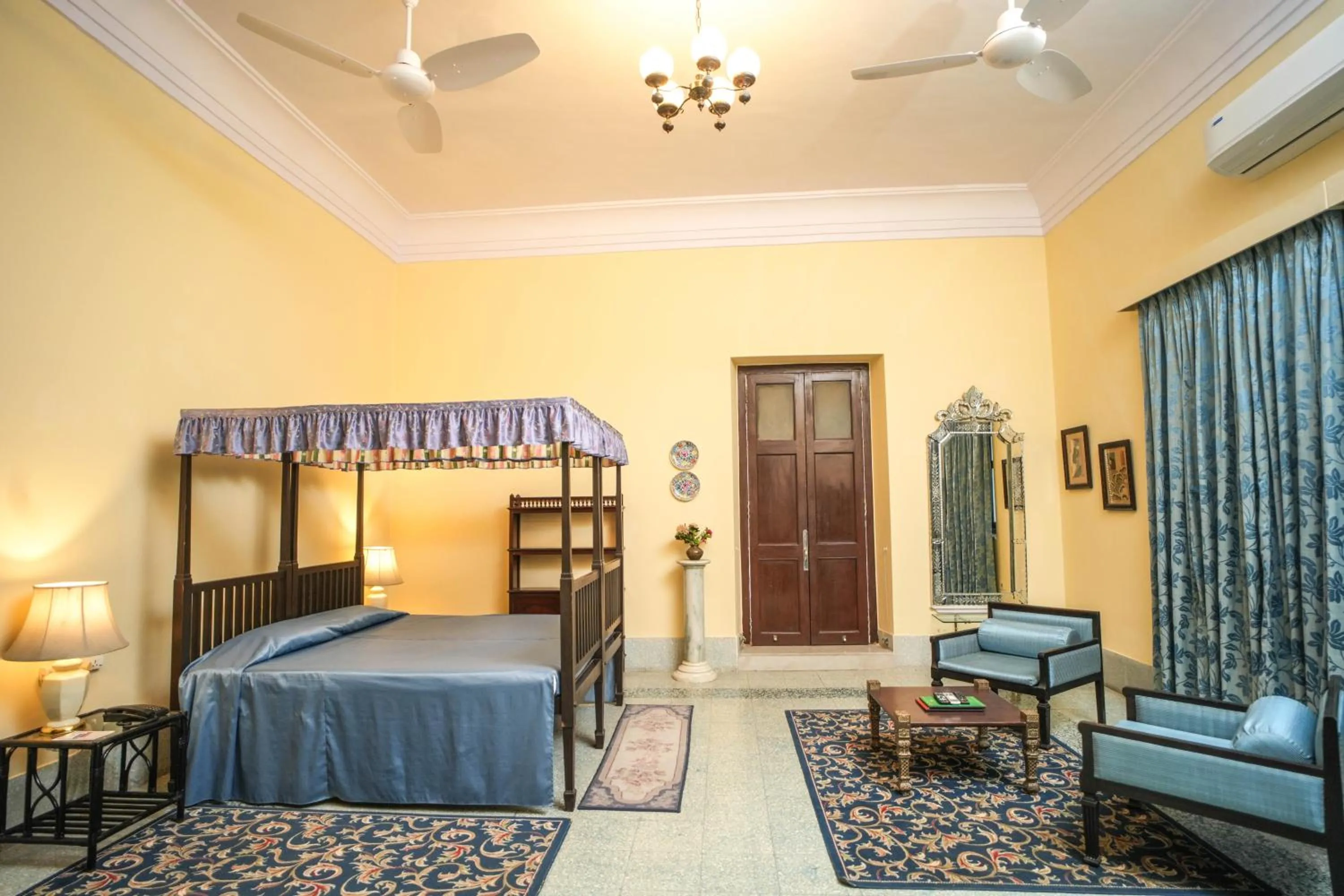 Bed in Nilambag Palace Hotel