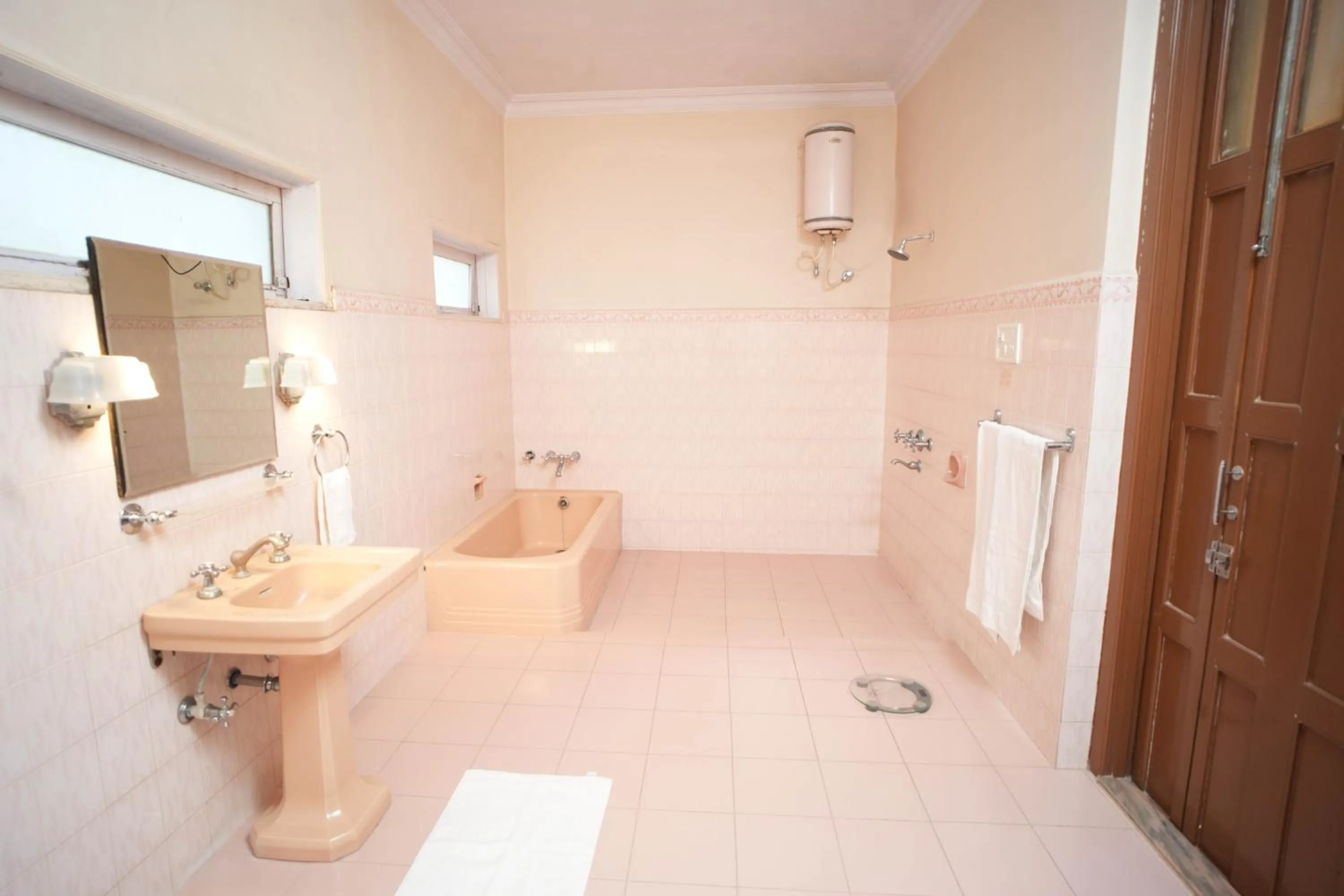 Shower in Nilambag Palace Hotel