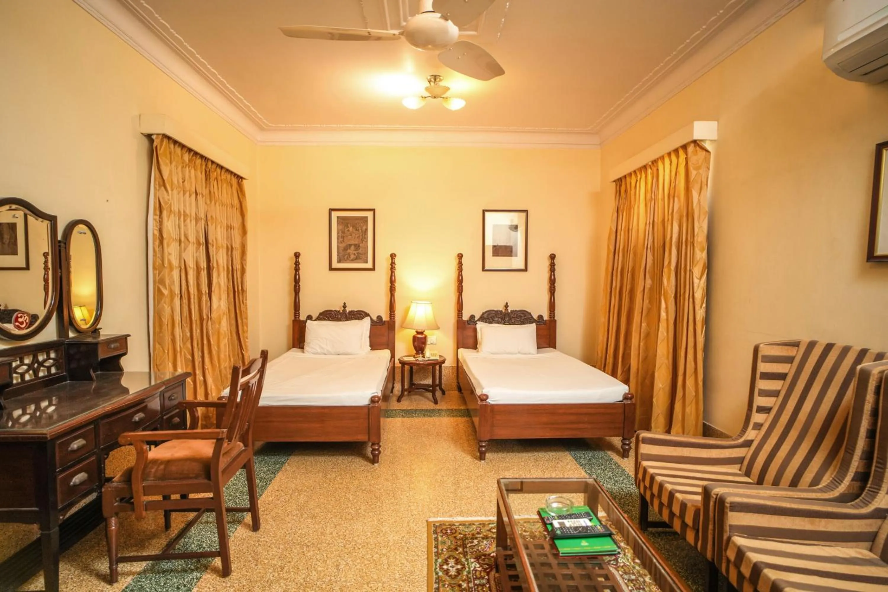 Bed in Nilambag Palace Hotel