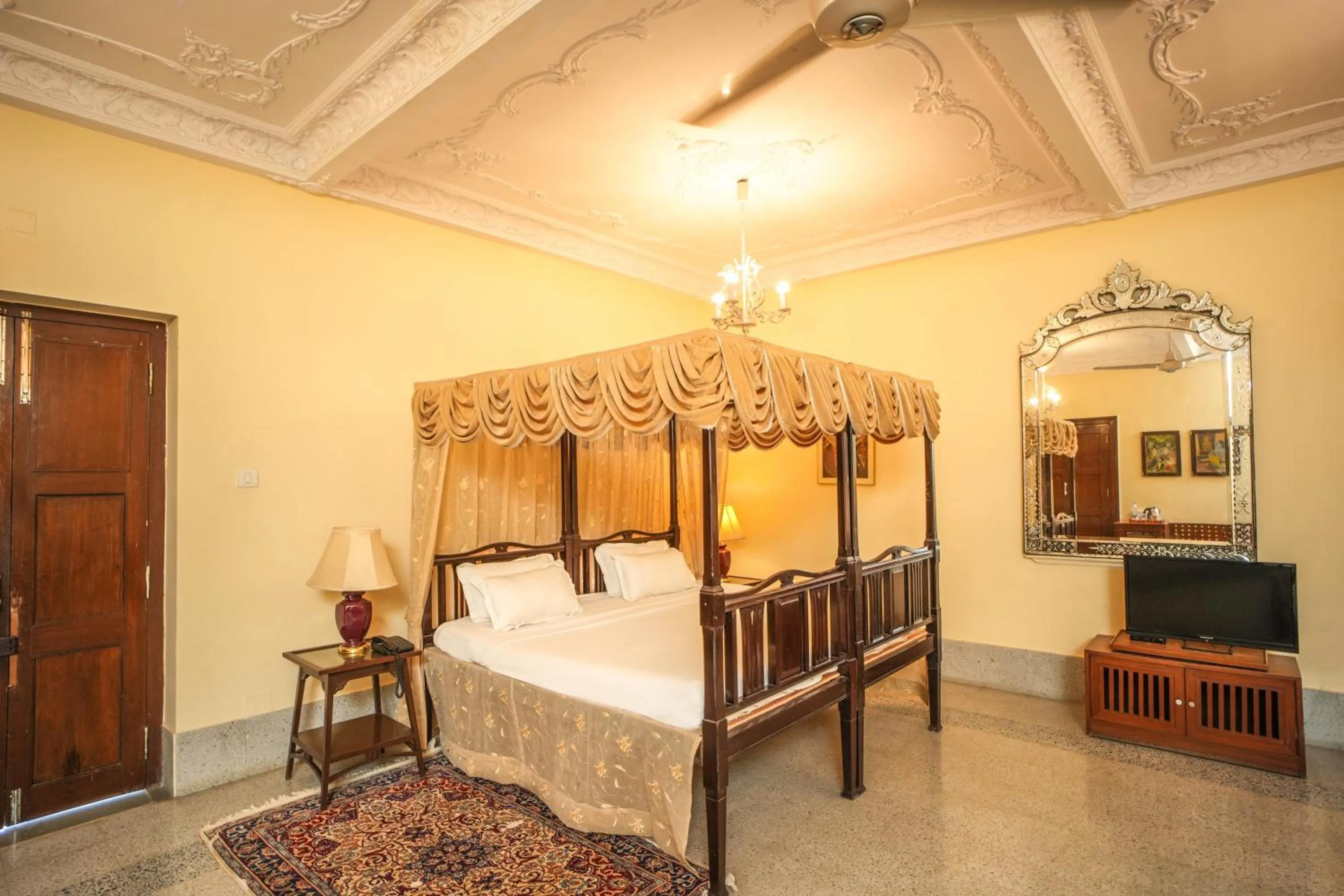 Bed in Nilambag Palace Hotel