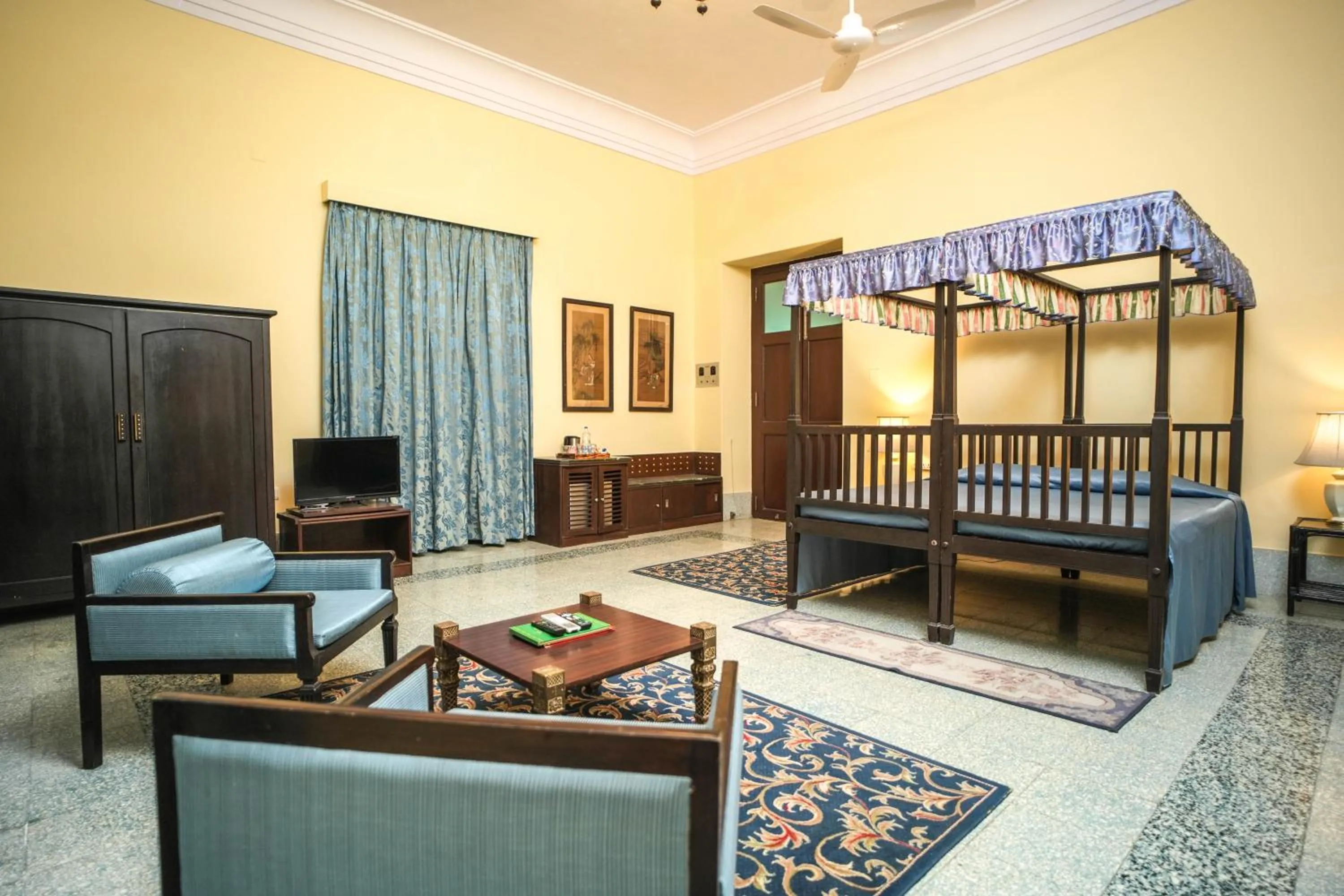Bed in Nilambag Palace Hotel
