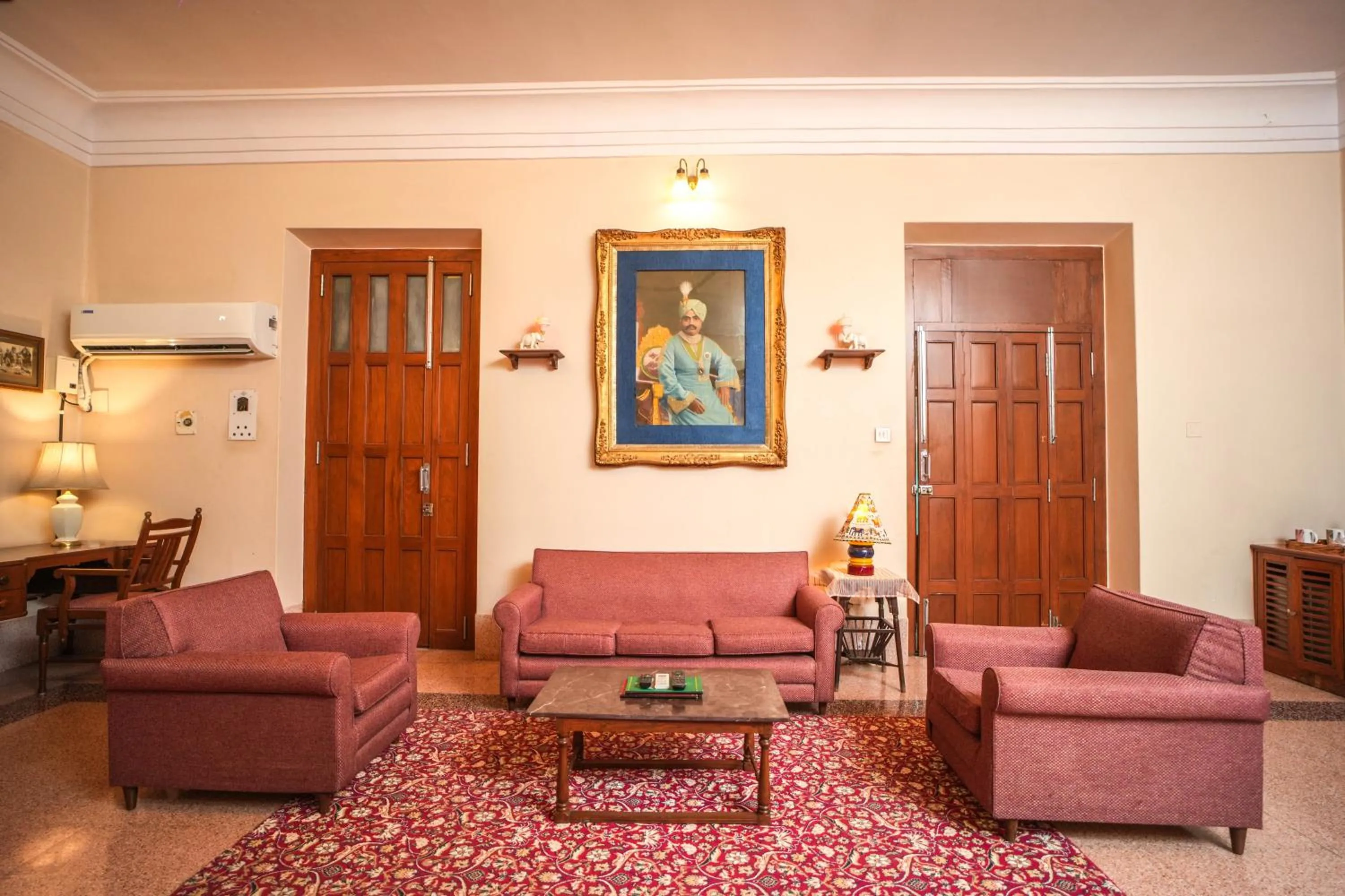 Living room in Nilambag Palace Hotel