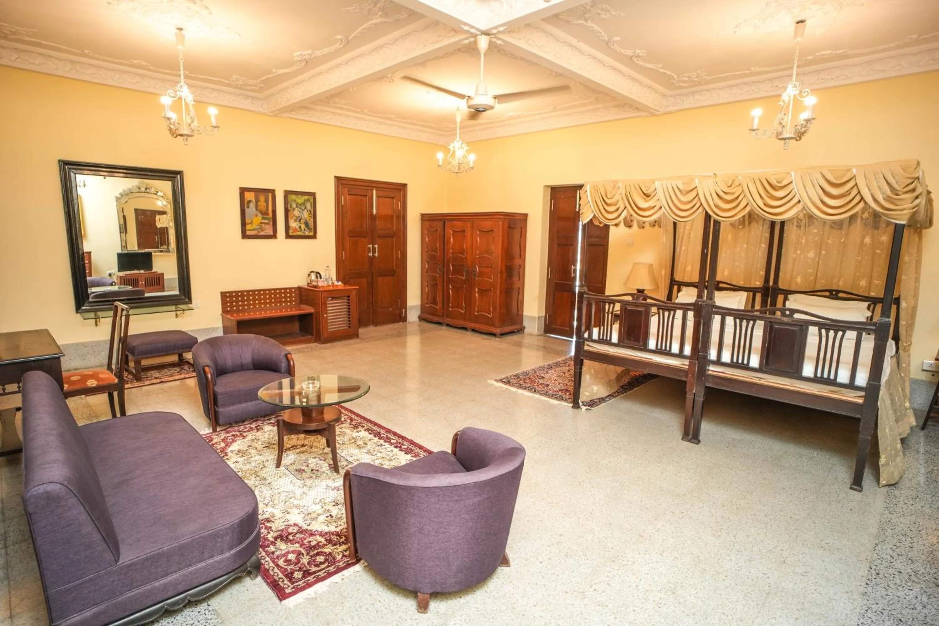 Living room in Nilambag Palace Hotel