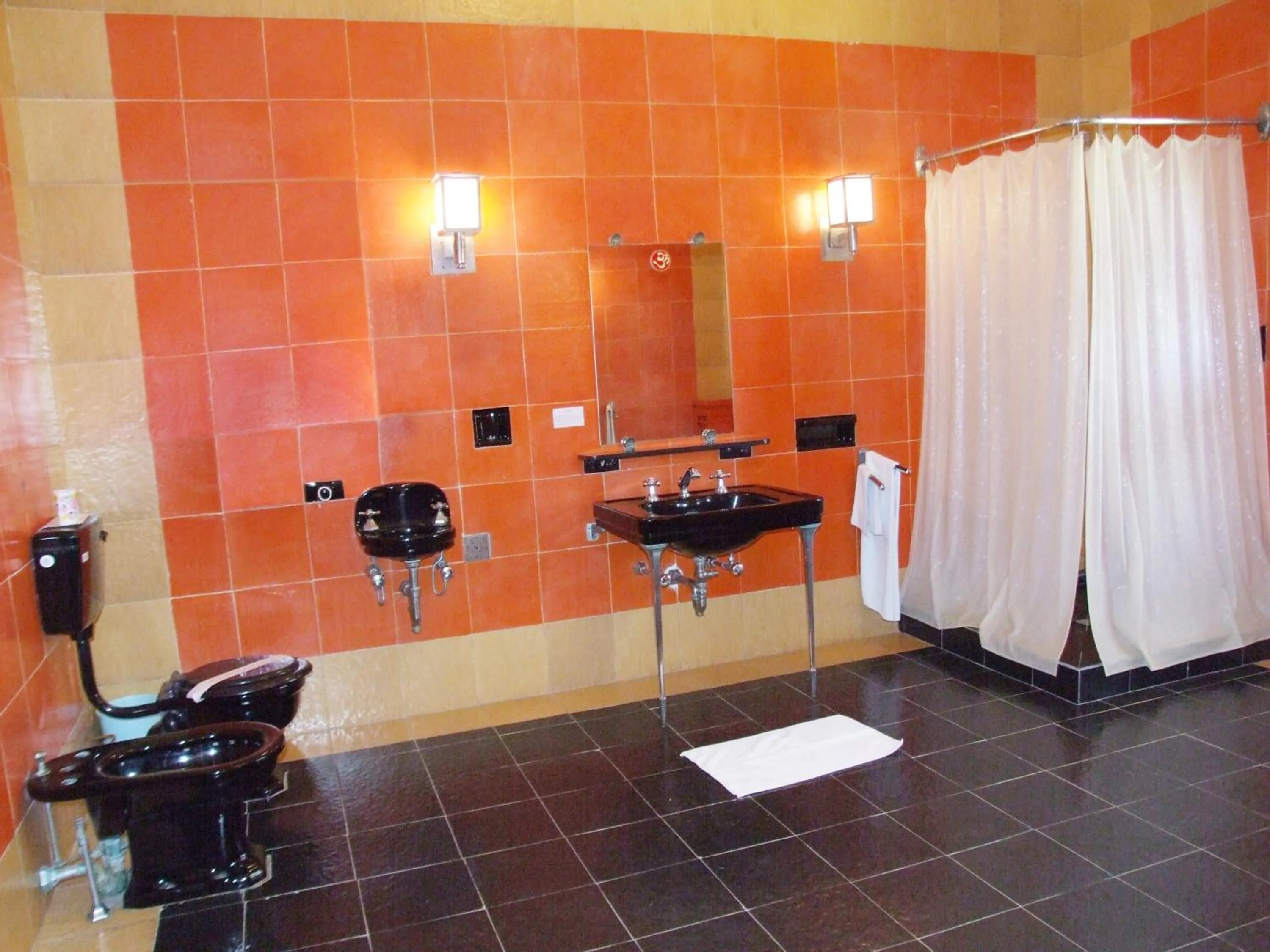 Bathroom in Nilambag Palace Hotel