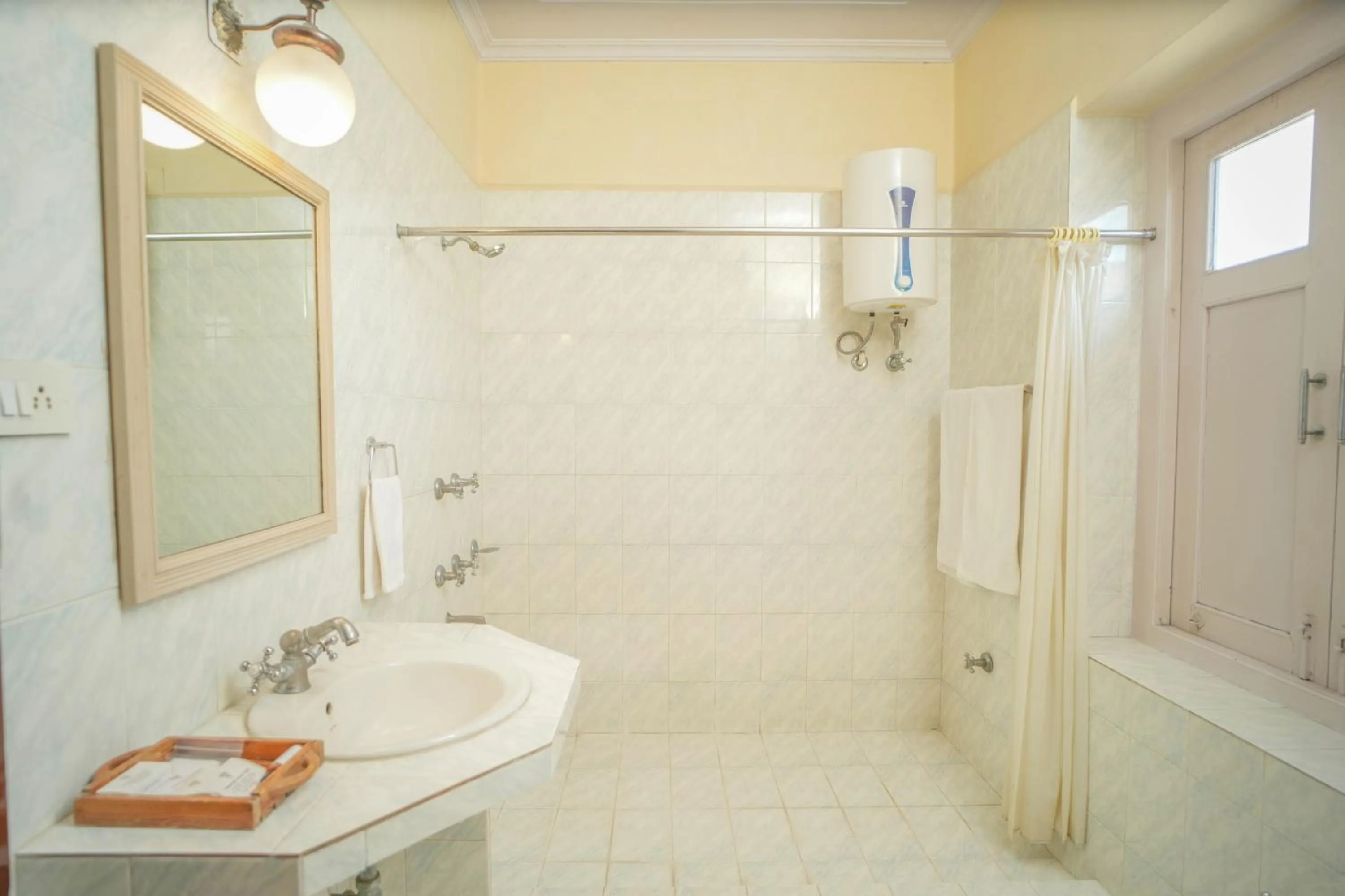 Shower in Nilambag Palace Hotel