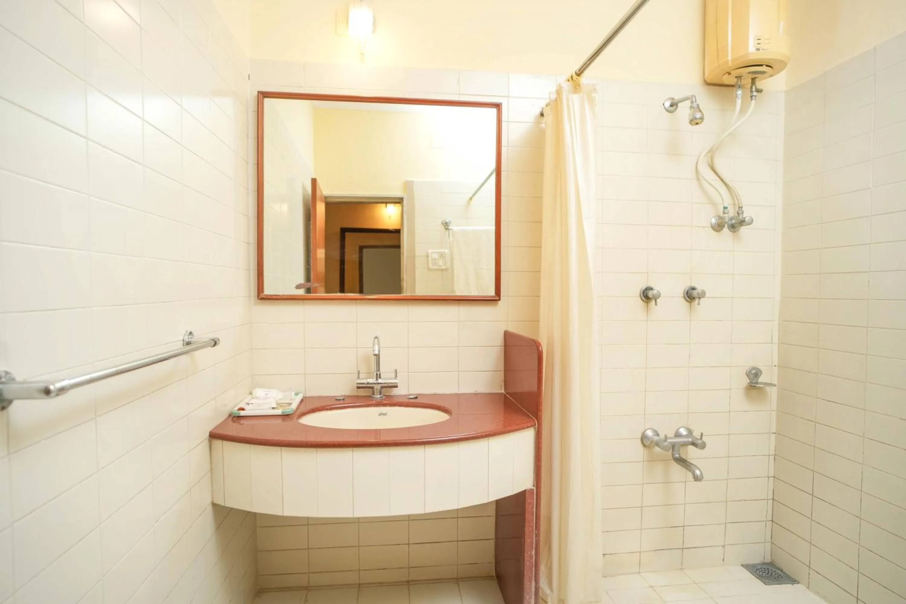 Shower in Nilambag Palace Hotel