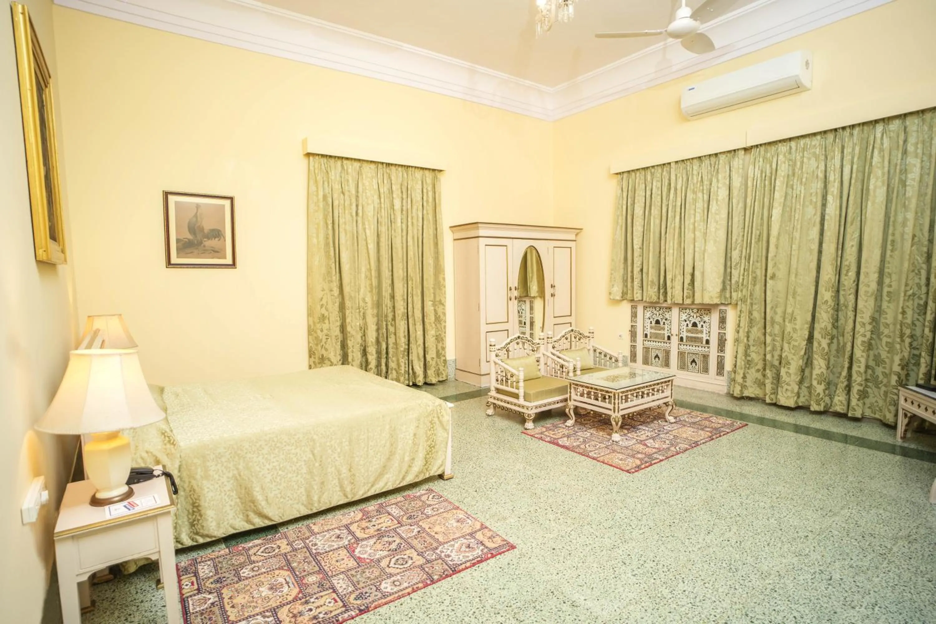 Bed in Nilambag Palace Hotel