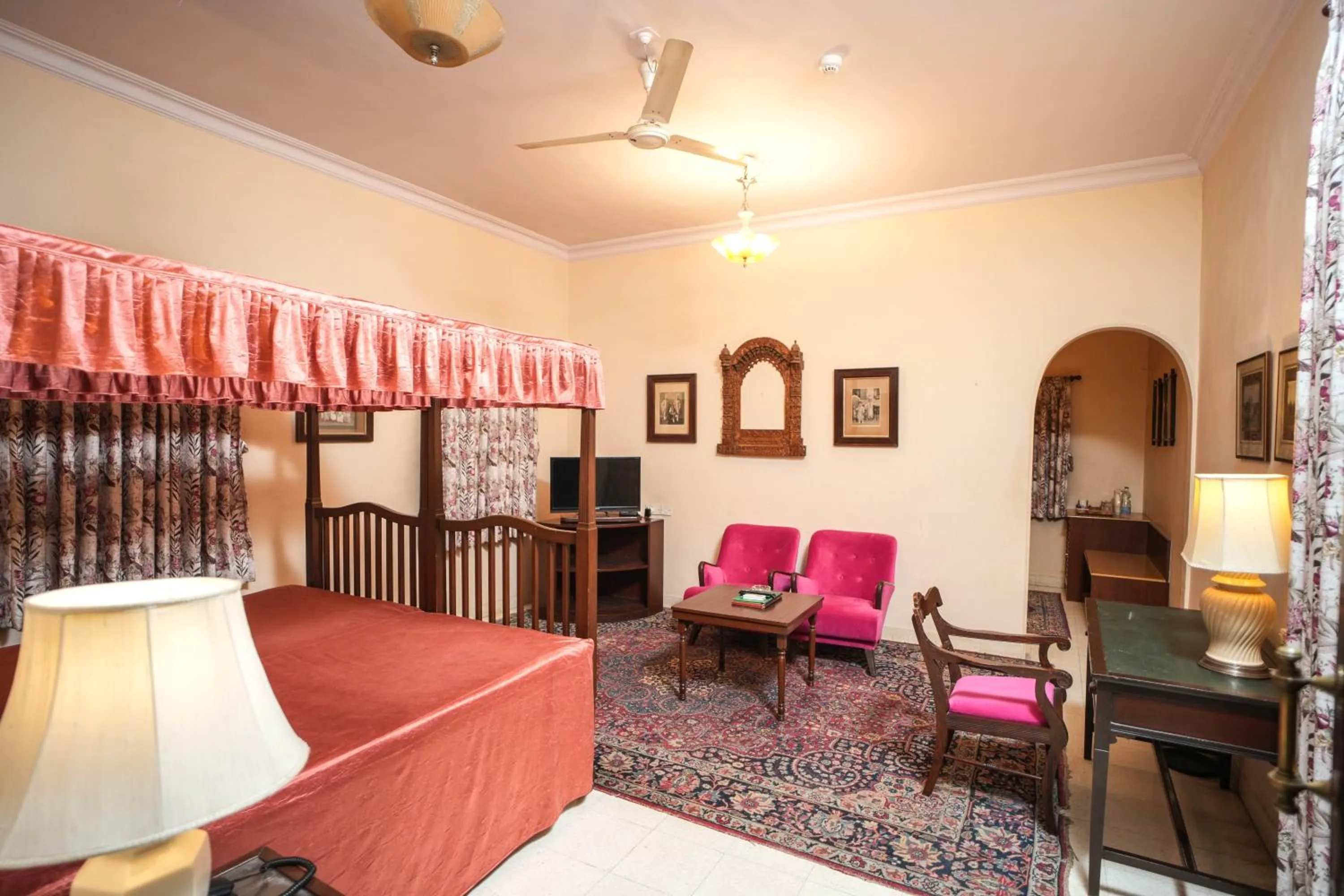 Bed in Nilambag Palace Hotel