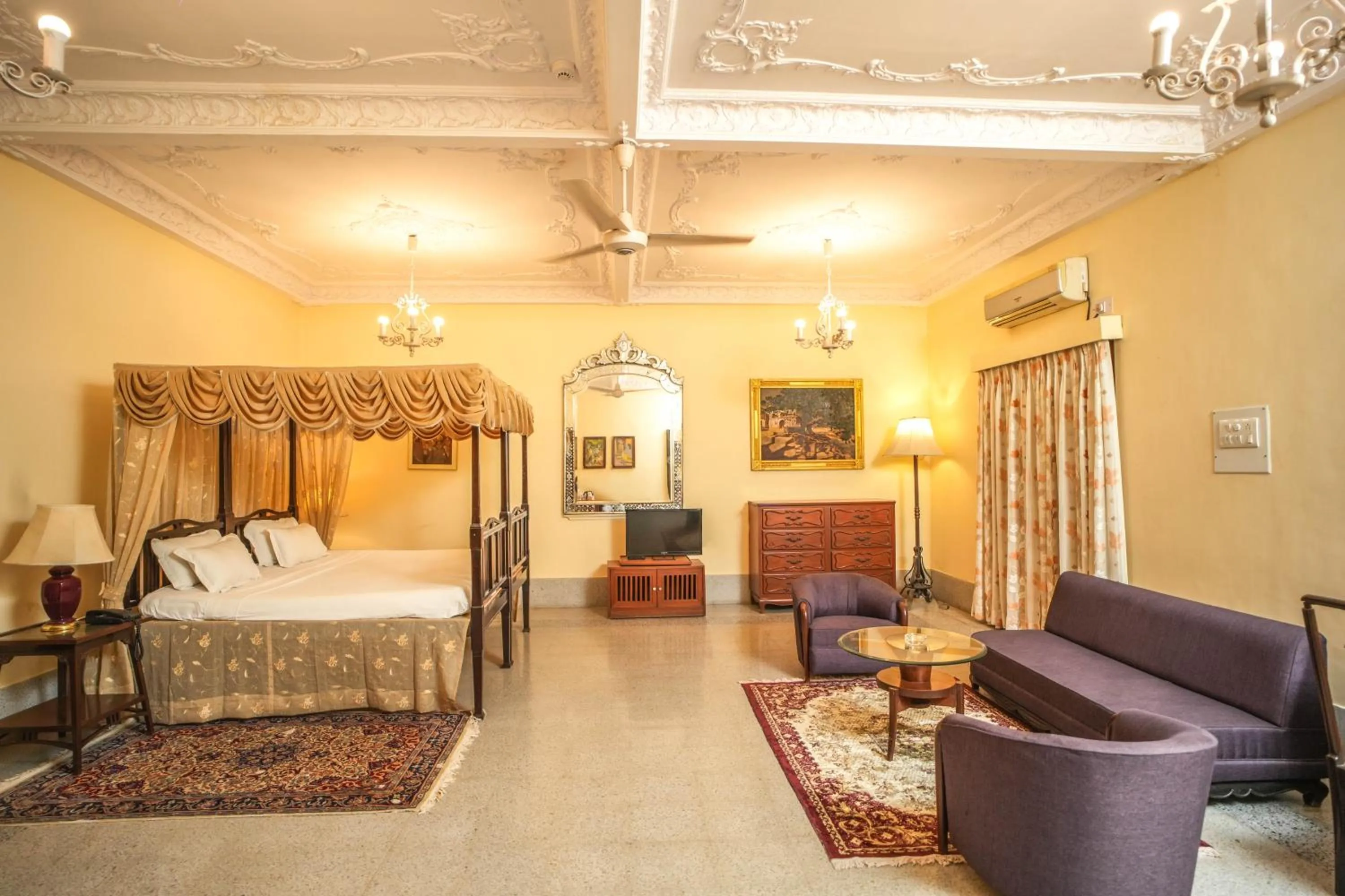 Bed in Nilambag Palace Hotel