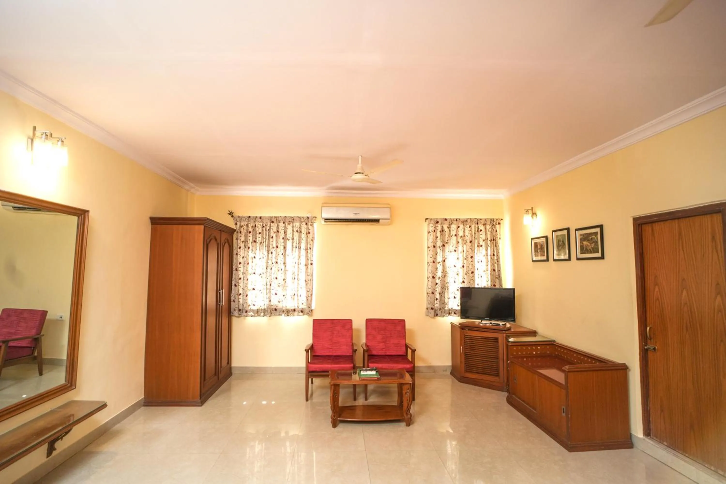 TV and multimedia in Nilambag Palace Hotel