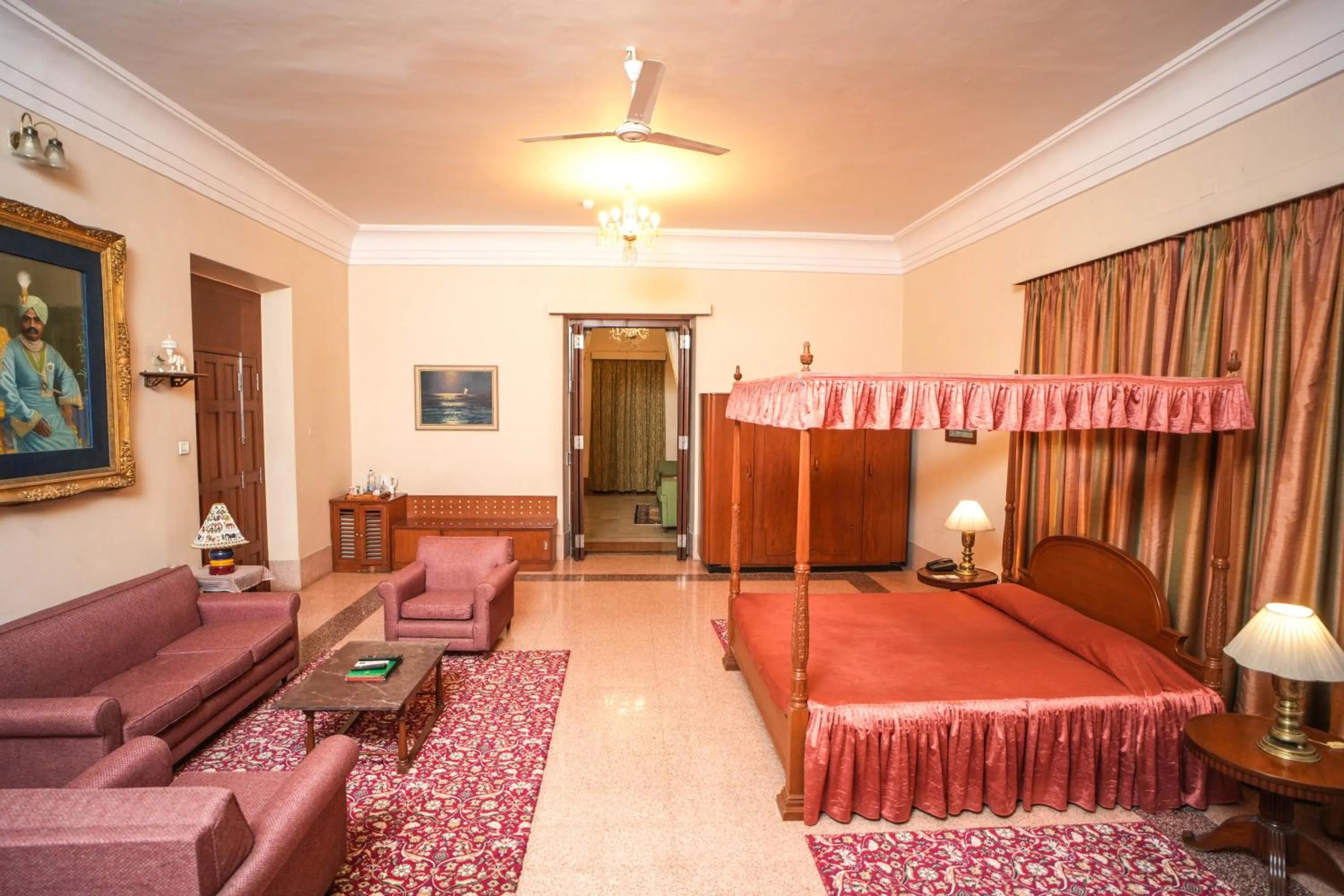 Bed in Nilambag Palace Hotel
