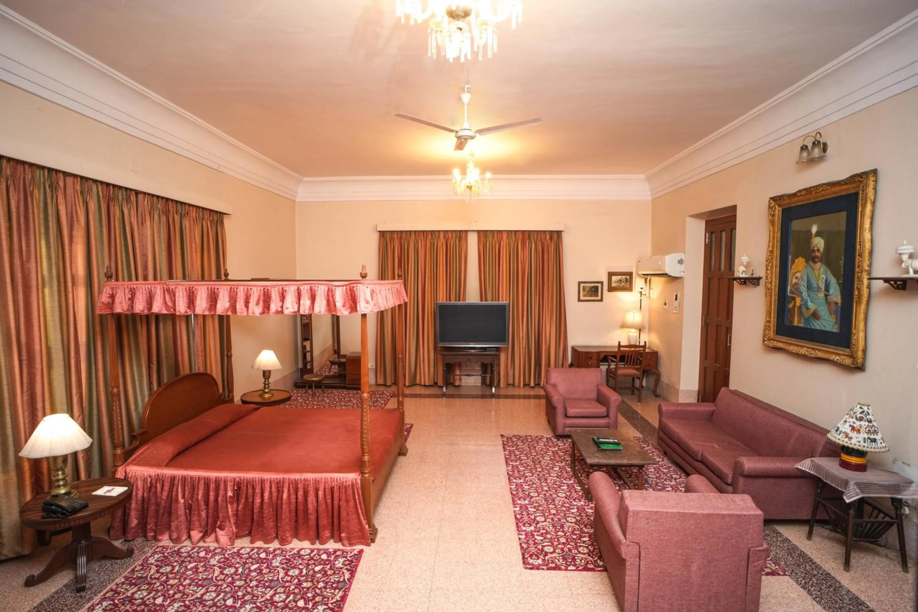 Bed in Nilambag Palace Hotel